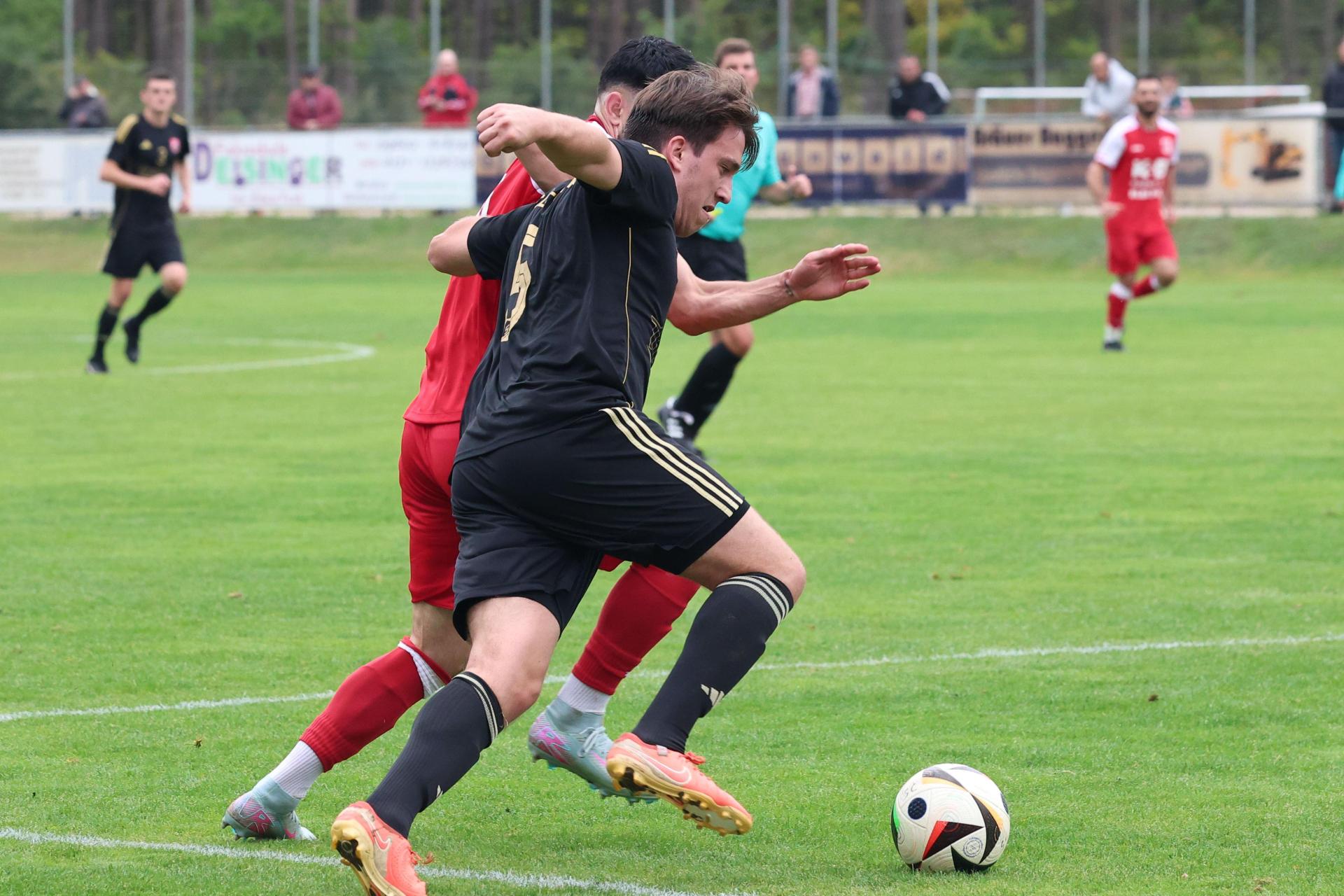 Jonas Held (vorne) in einem Landesligaspiel der vergangenen Saison. (Bild: Dieter Jäschke)