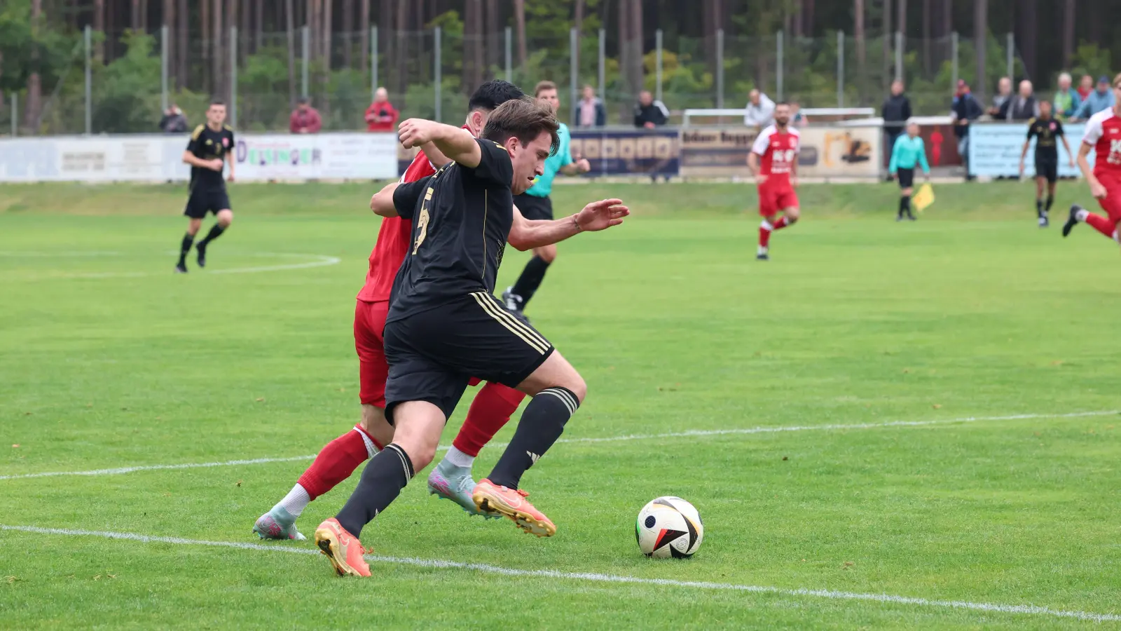 Jonas Held (vorne) in einem Landesligaspiel der vergangenen Saison. (Bild: Dieter Jäschke)