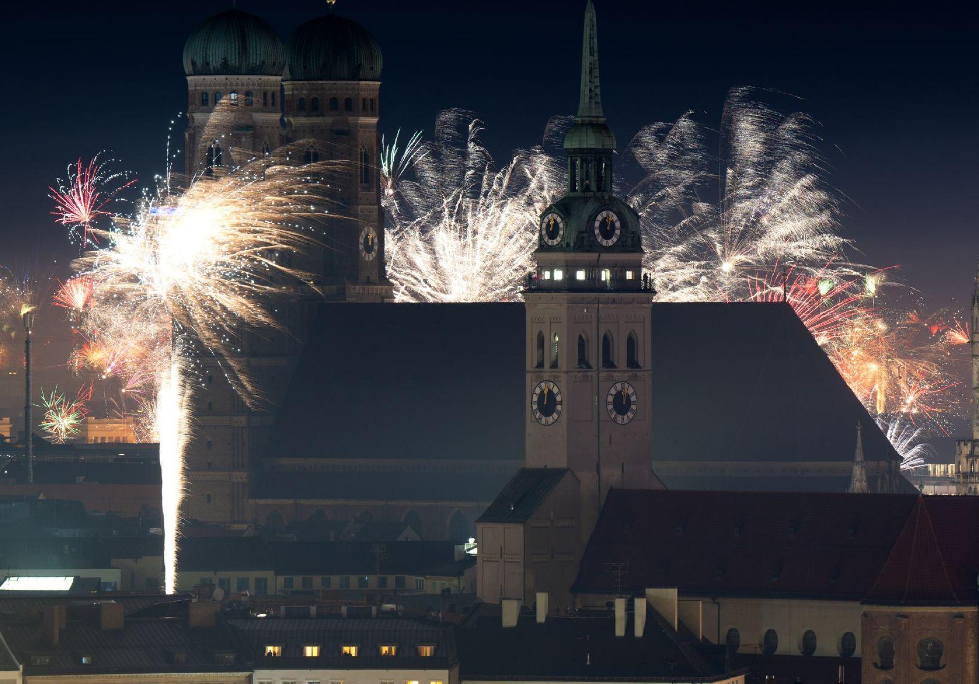 An Silvester herrscht vielerorts im Freistaat Ausnahmezustand. Das mag schön aussehen, für Menschen wie Tiere ist Feuerwerk aber eine Belastung. (Archivbild)  (Bild: Sven Hoppe/dpa)