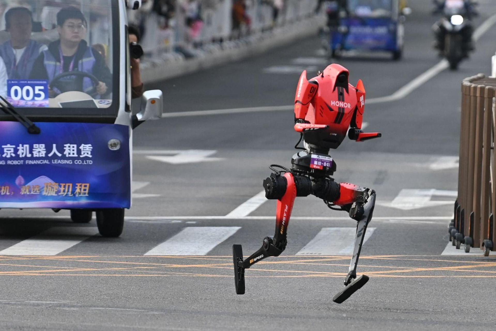 Der Roboter des Smartphone-Herstellers Honor war auch im Trainingslauf der Schnellste.  (Bild: Johannes Neudecker/dpa)