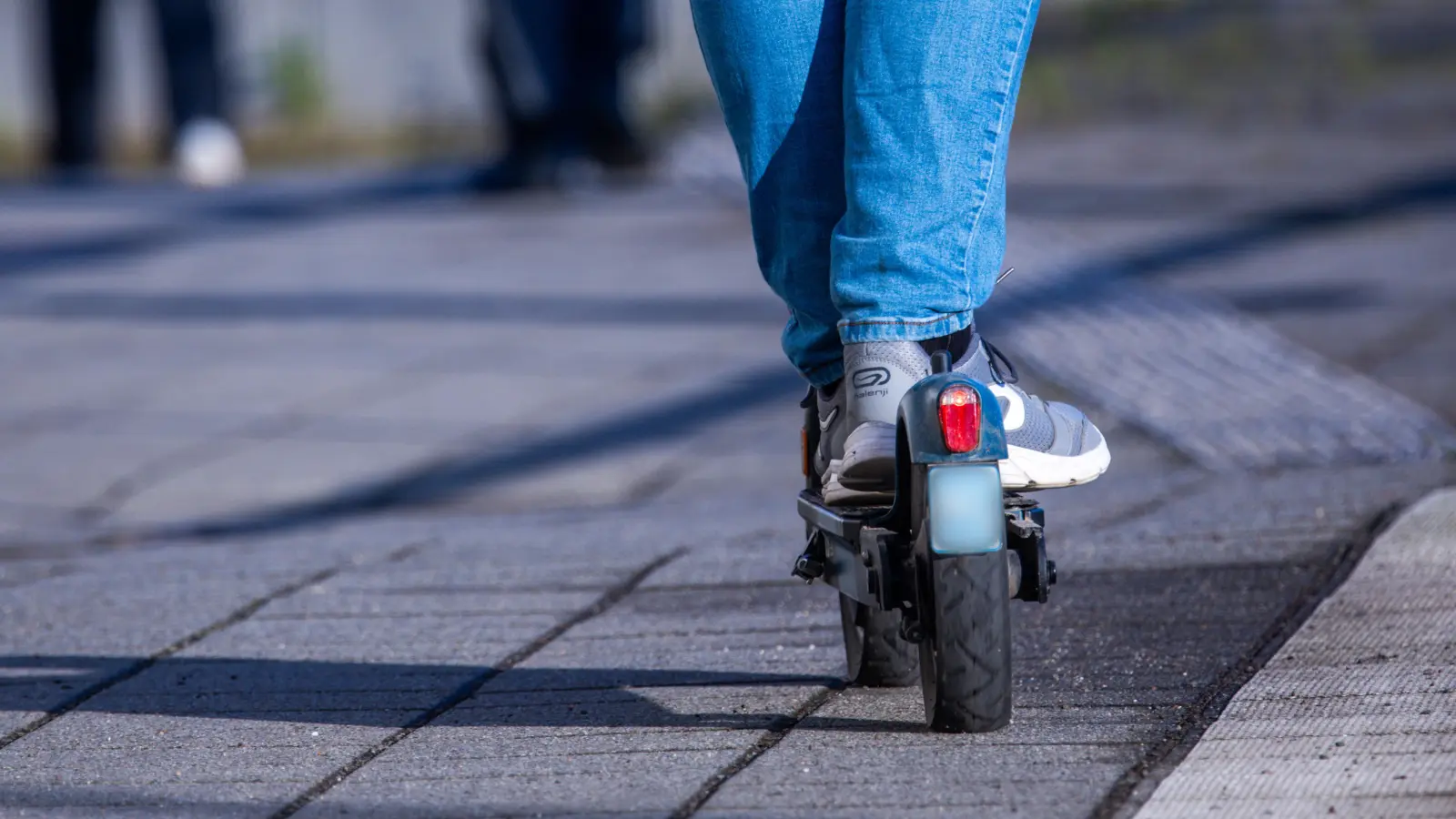 Der Besitzer des E-Scooters hatte den Diebstahl in Weiden noch gar nicht bemerkt.  (Symbolbild: Jens Büttner/dpa)