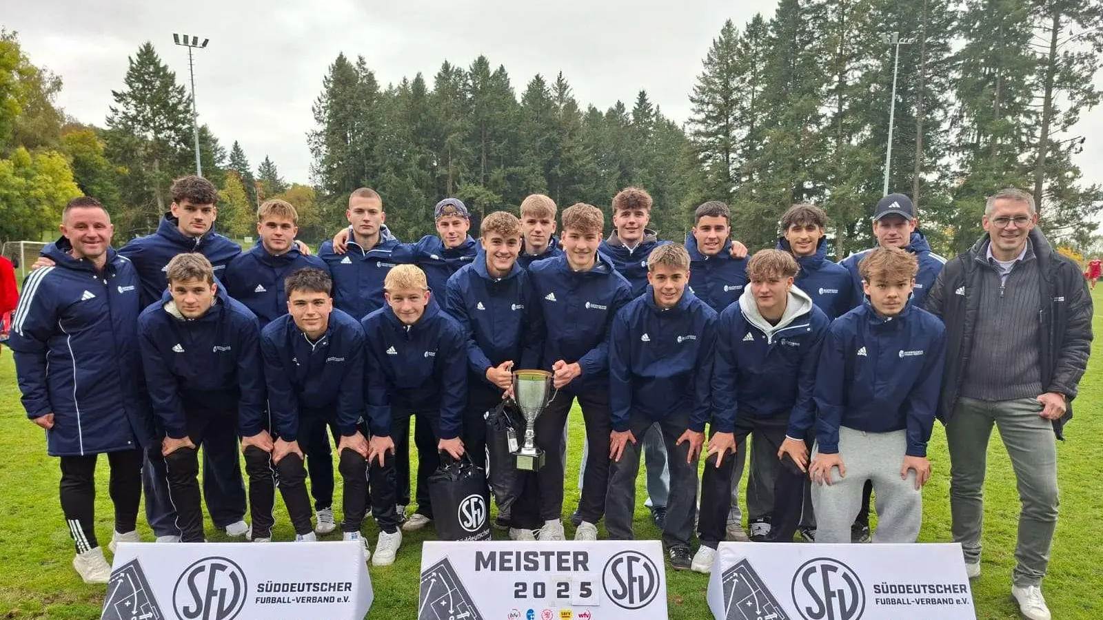 Die U19-Junioren des Bayerischen Fußball Verbandes sind erneut Süddeutscher Meister. Mit dabei unter anderem Paul Fenzl von der SpVgg SV Weiden (rechts, untere Reihe).  (Bild: ama)