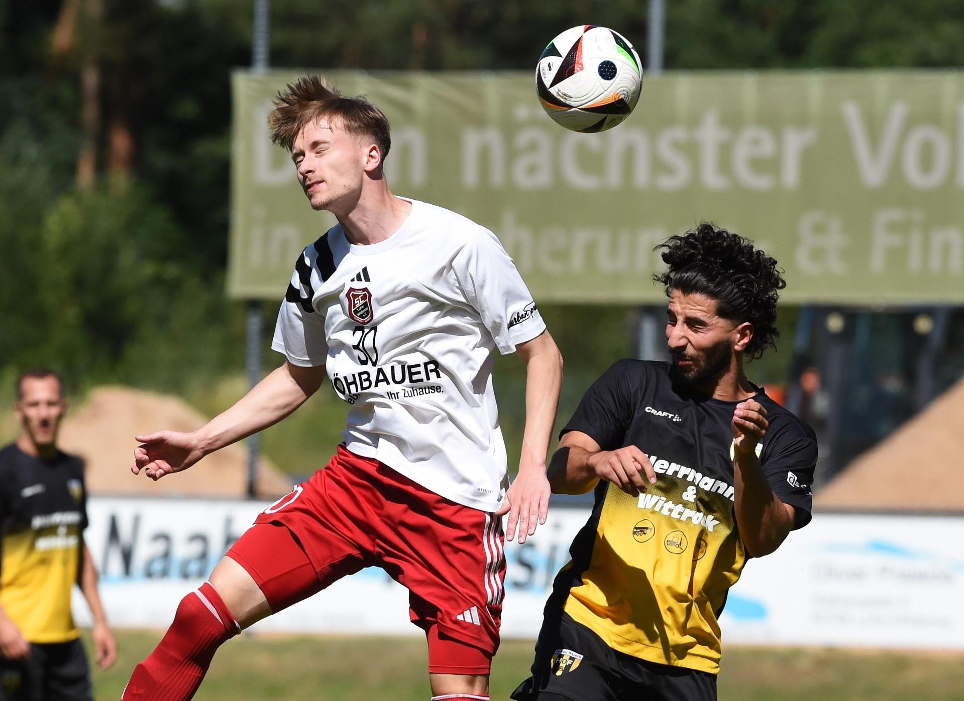 SC-Spieler Johannes Gradl (links) bleibt Sieger in einem Kopfballduell: Der Landesligist aus Oberwildenau schließt seine Testspielreihe beim SV Lauterhofen ab. (Archivbild: Gerhard Büttner)