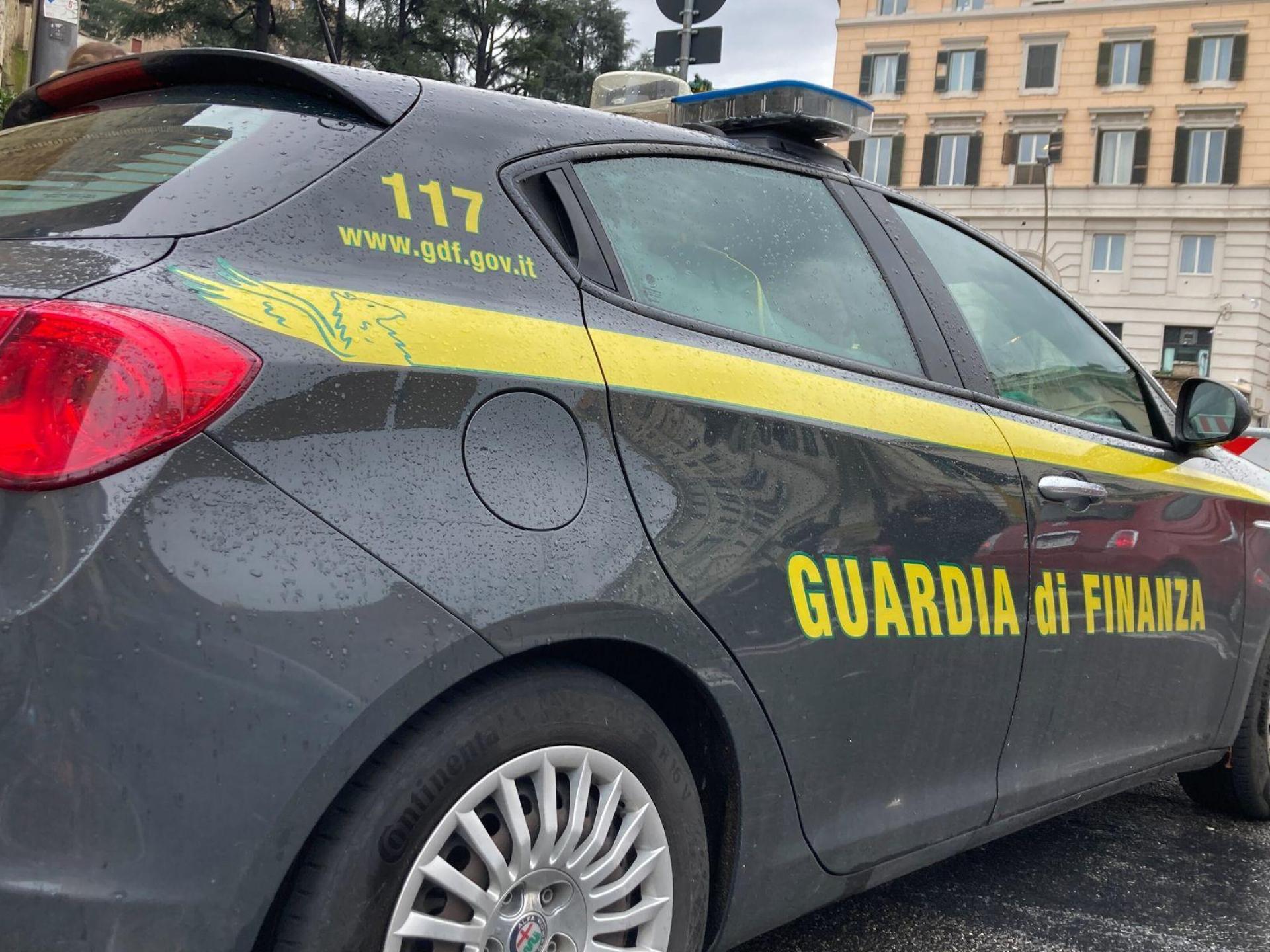 Betroffen sind laut Finanzpolizei unter anderem illegale Zugänge zu kostenpflichtigen Angeboten von mehreren bekannten Streaminganbietern. (Symbolbild) (Bild: Sabine Dobel/dpa)