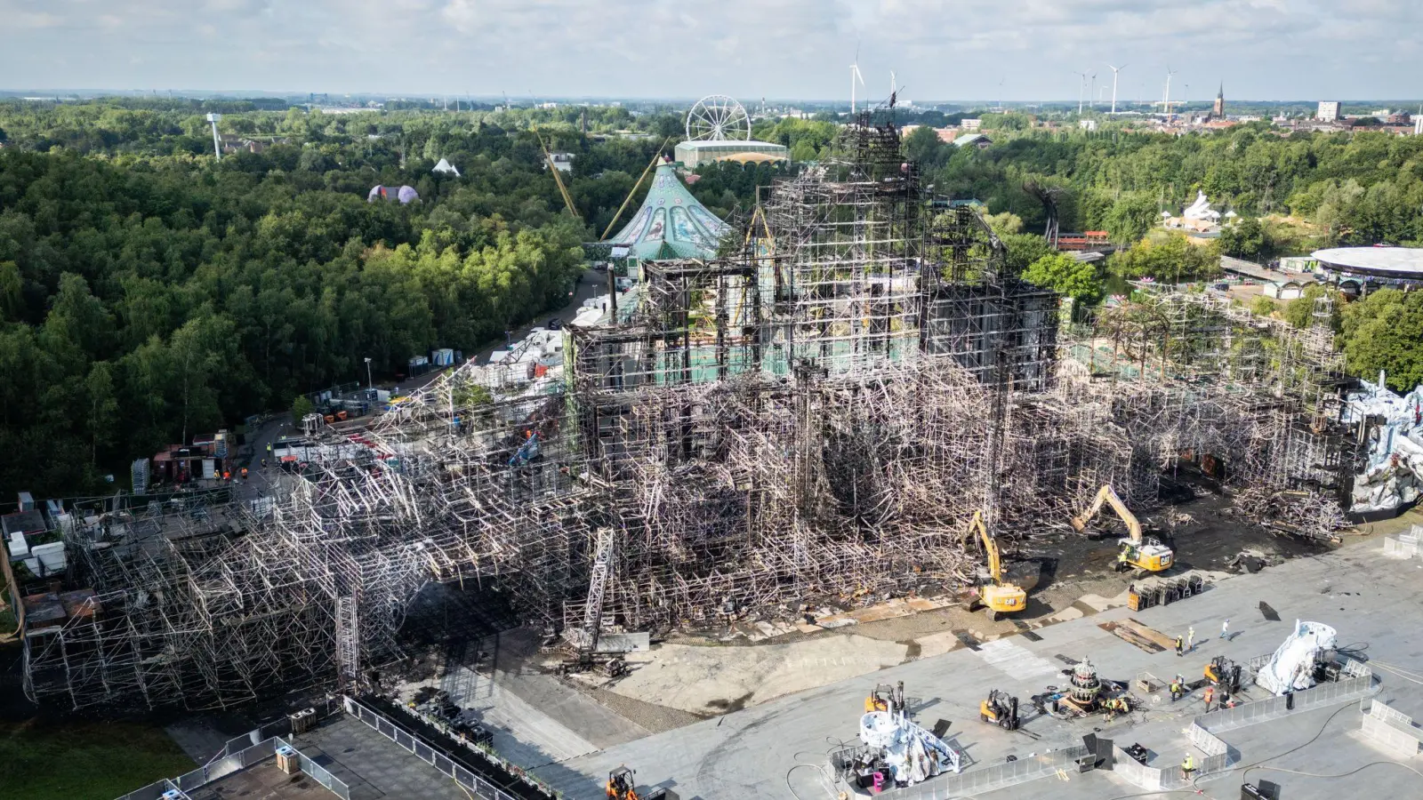 Diese Drohnenaufnahme zeigt die Hauptbühne nach dem Brand auf dem Tomorrowland-Festival.  (Bild: Stringer/Belga/dpa)