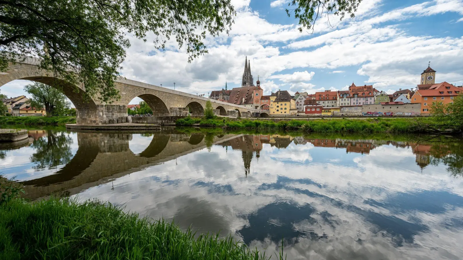 Nach mehreren Stunden wurde der 26-Jährige per Sonar geortet und geborgen.  (Symbolbild: Armin Weigel/dpa)
