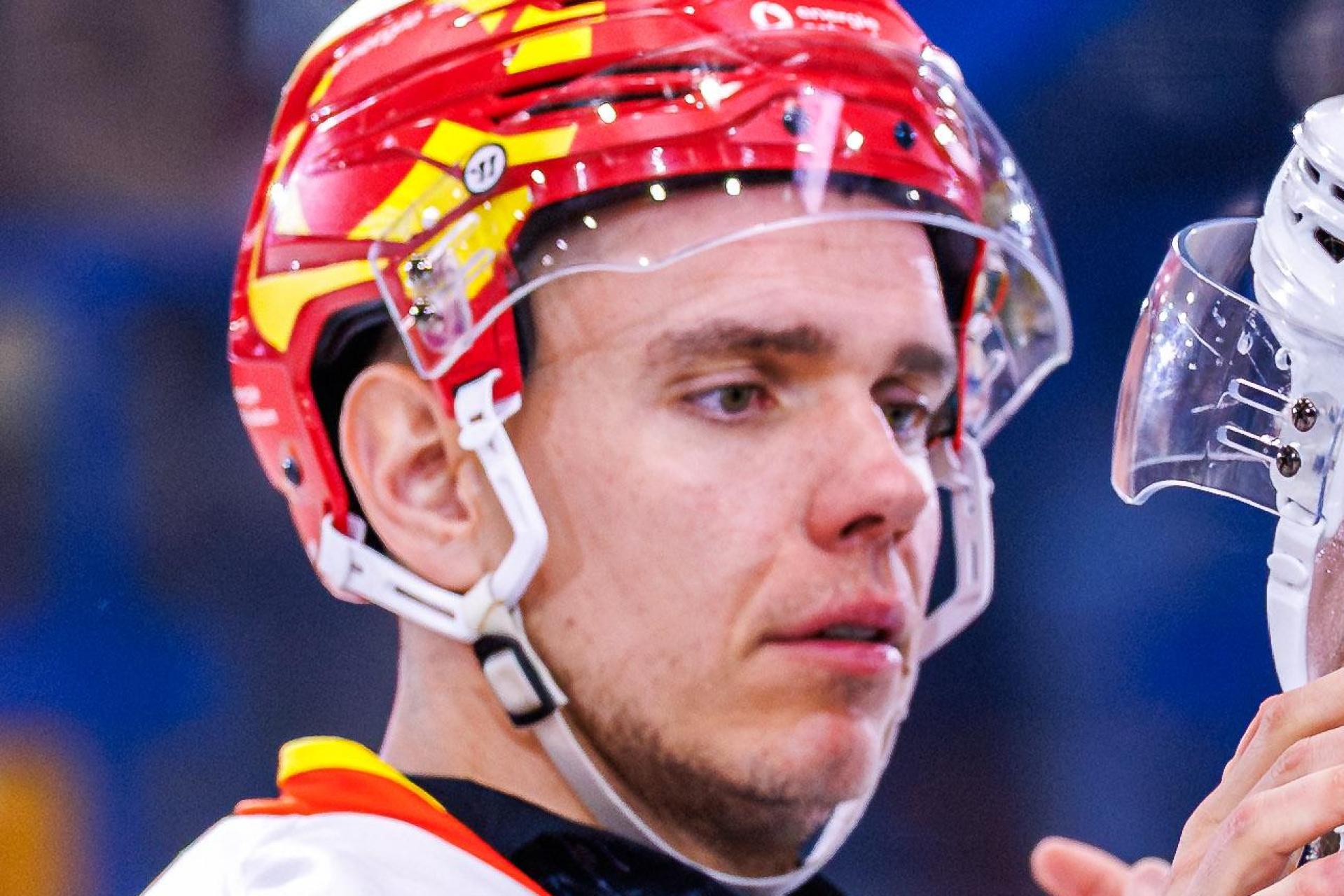 Ex-Devil Vincent Schlenker (links) wird den ESV Kaufbeuren verlassen.  (Archivbild: Werner Moller)