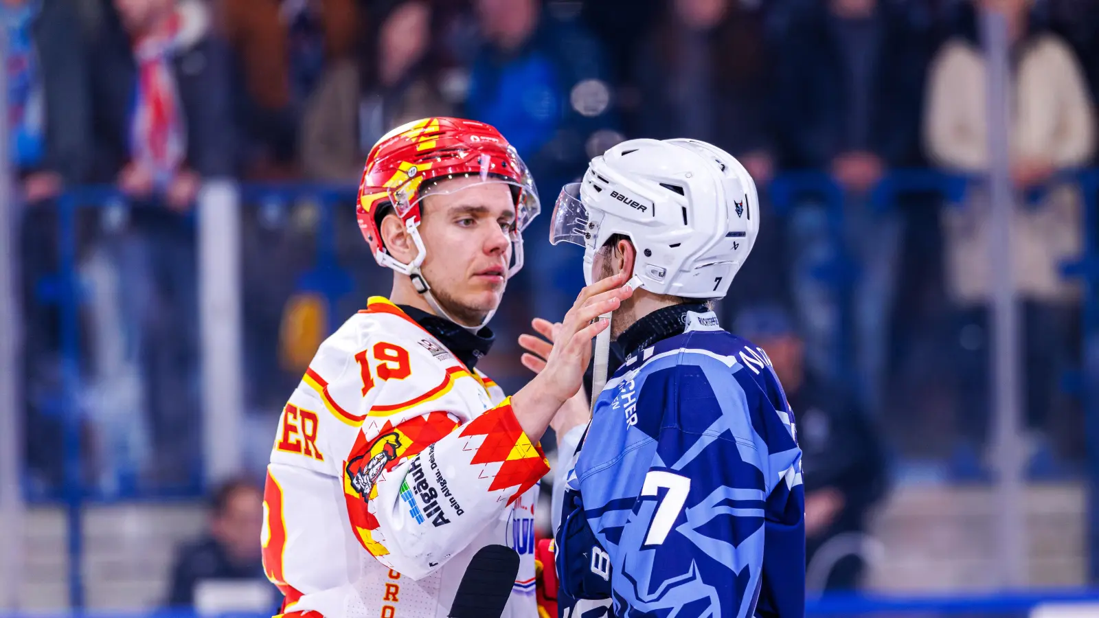 Ex-Devil Vincent Schlenker (links) wird den ESV Kaufbeuren verlassen.  (Archivbild: Werner Moller)