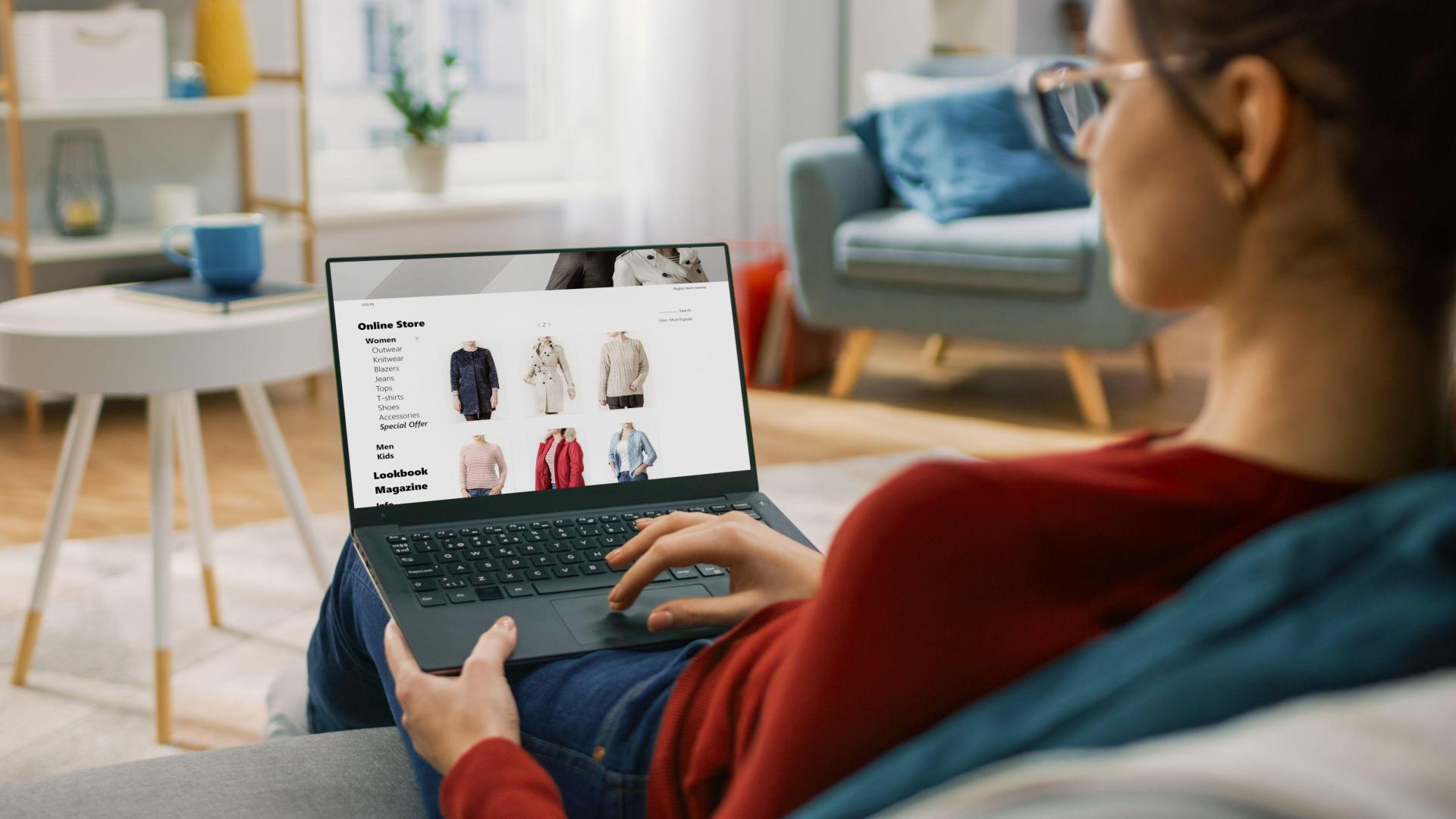 „Es gibt Dark Patterns, die psychologischen Druck erzeugen”, erklärt Christine Stadler. „Diese finden sich beispielsweise beim Online-Shopping: Warnhinweise, dass nur noch eine geringe Menge des Produkts verfügbar ist, oder Countdowns, die darauf hinweisen, dass ein Produkt nur noch kurze Zeit erhältlich ist.”  (Symbolbild: Gorodenkoff  –  stock.adobe.com)