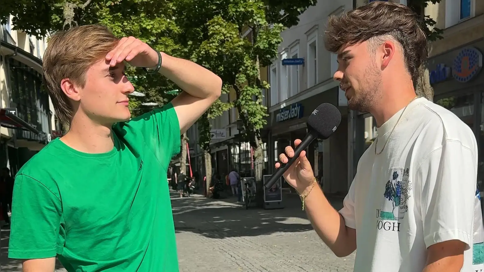 Zum neuen Wehrdienst gibt es viele unterschiedliche Meinungen. Wir waren in Weiden unterwegs und haben nachgefragt. (Bild: Gabi Schönberger)