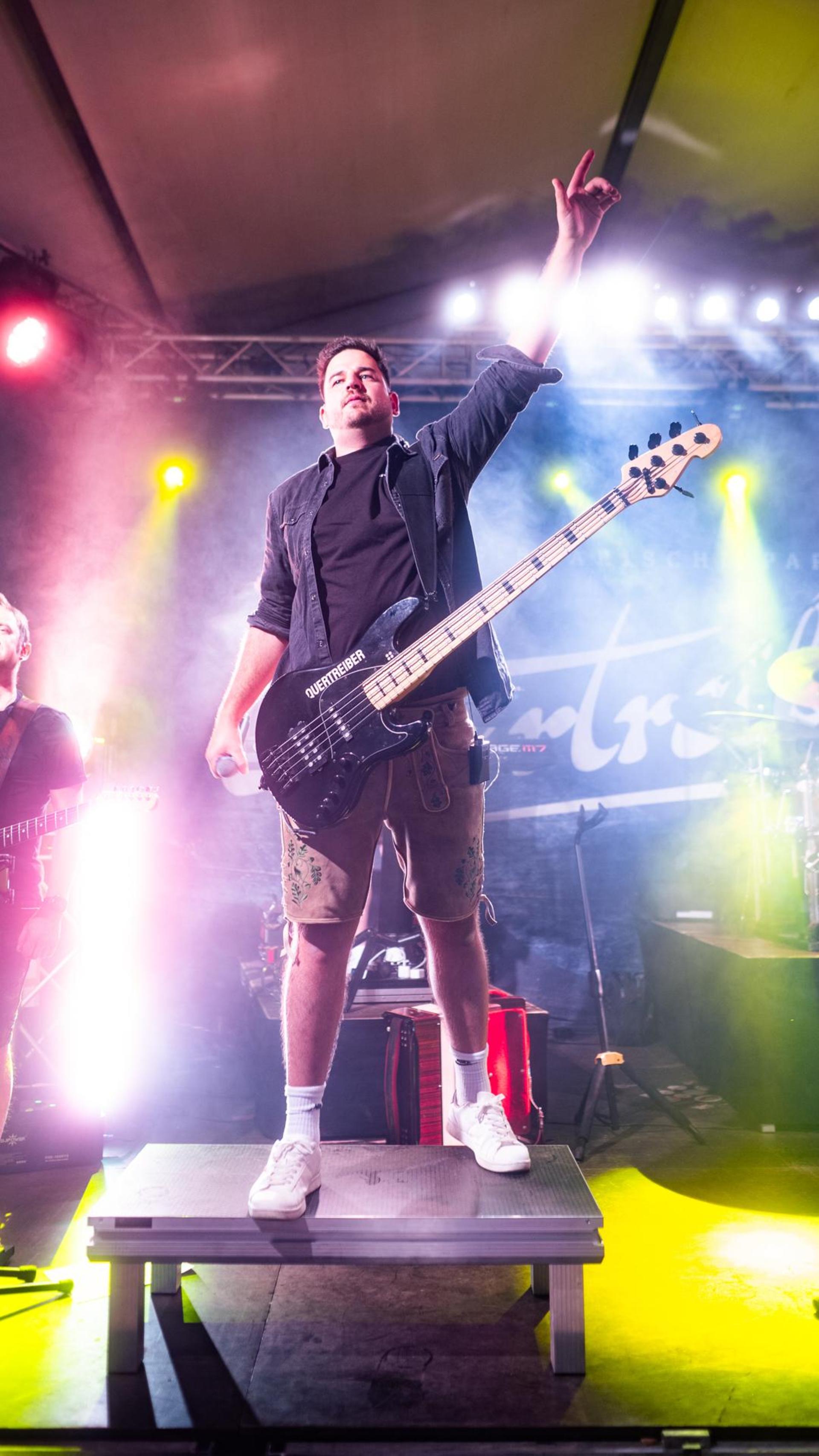 Die Quertreiber rocken am Samstagabend das Festzelt bei der Kirwa in Wernberg.  (Bild: Hannes Stock)