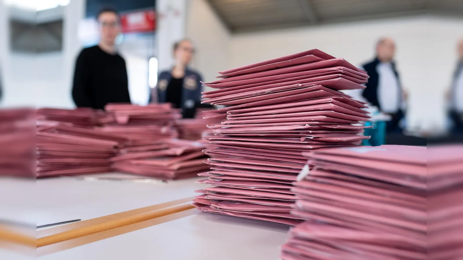 Wahlhelfer bei der Auszählung der Briefwahl. Die Weidener können ihre Briefwahlunterlagen auch noch am Sonntag, 8. März, direkt am Rathaus abgeben. (Archivbild: Sven Hoppe/dpa)