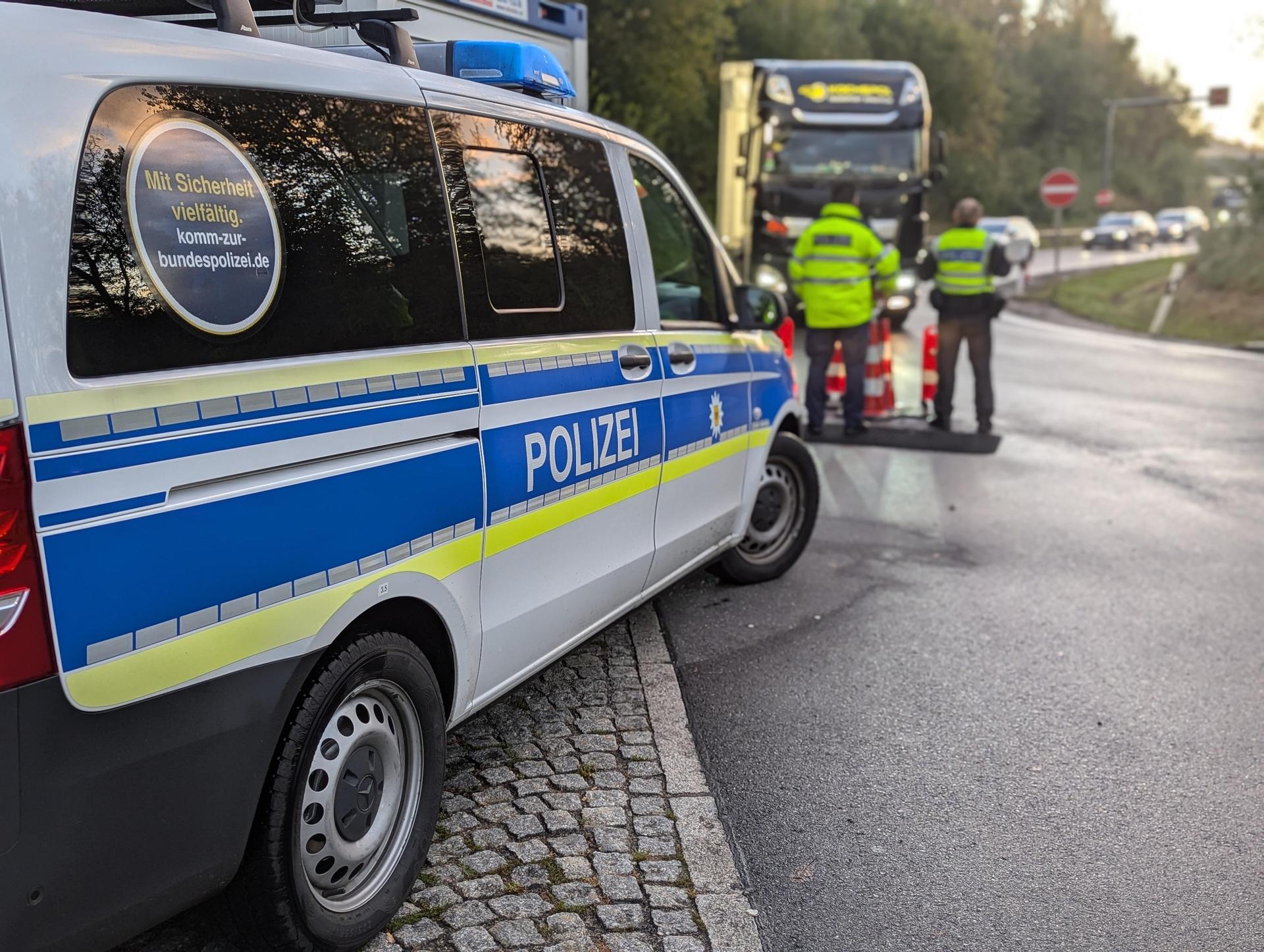 Bei Grenzkontrollen auf der A6 haben Beamte der Bundespolizeiinspektion Waidhaus am Dienstagmorgen (7. April) einen 19-jährigen Mann festgenommen.  (Bild: Bundespolizei)