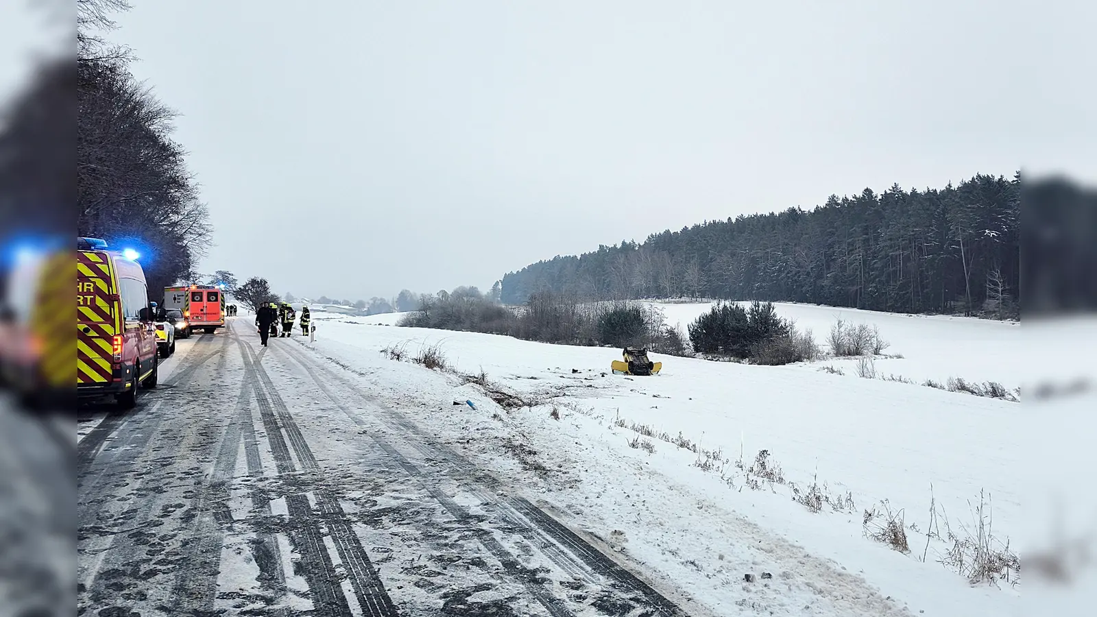 Einsatzkräfte an der Unfallstelle auf der NEW 5 bei Speinshart. (Foto: Jürgen Masching)