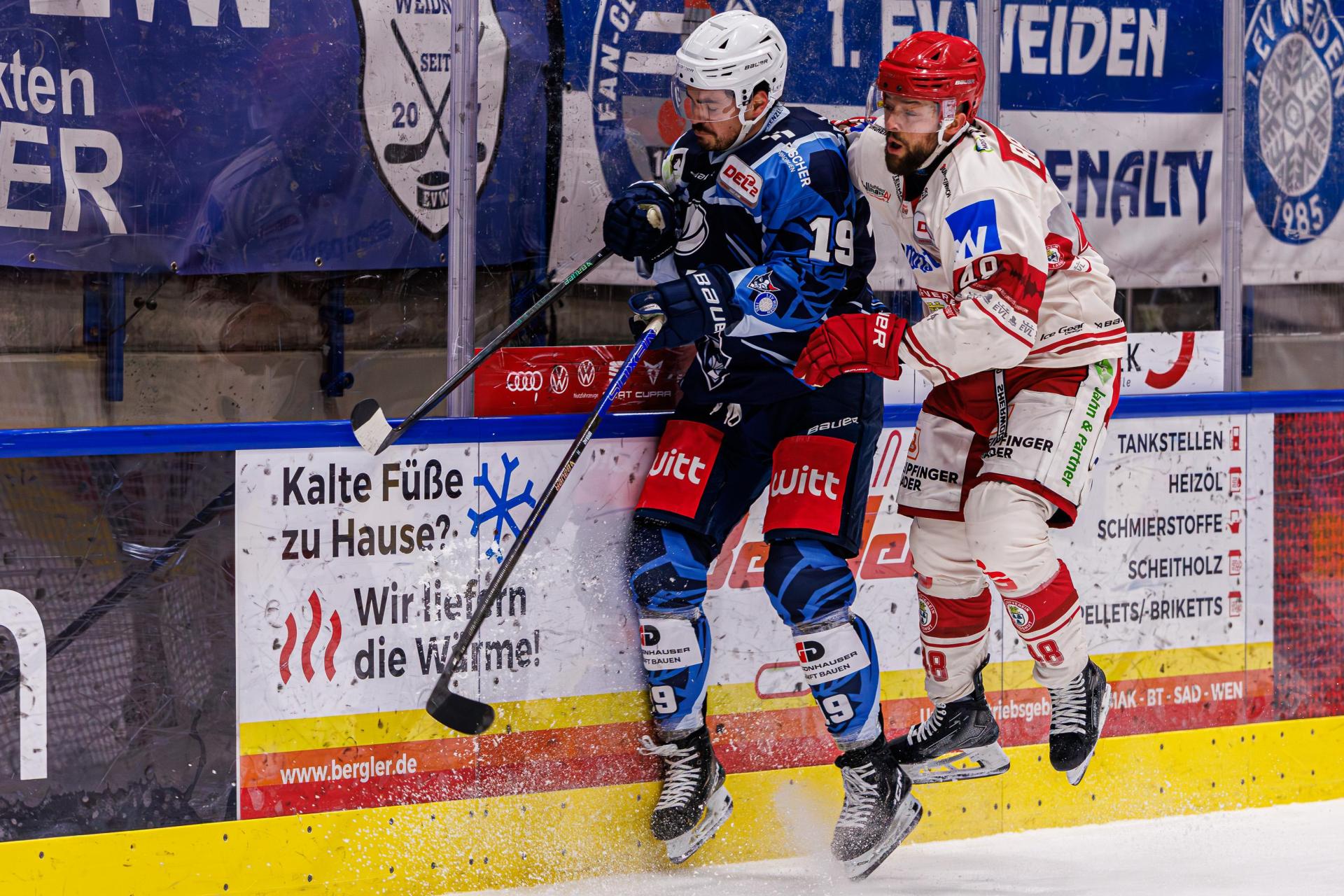 Es war ein schmerzhafter Sonntagabend für die Blue Devils: Die Weidener um Alex-Olivier Voyer (links) unterlagen dem EV Landshut (im Bild Wade Bergman) in heimischer Halle trotz unzähliger Chancen.  (Bild: Werner Moller)