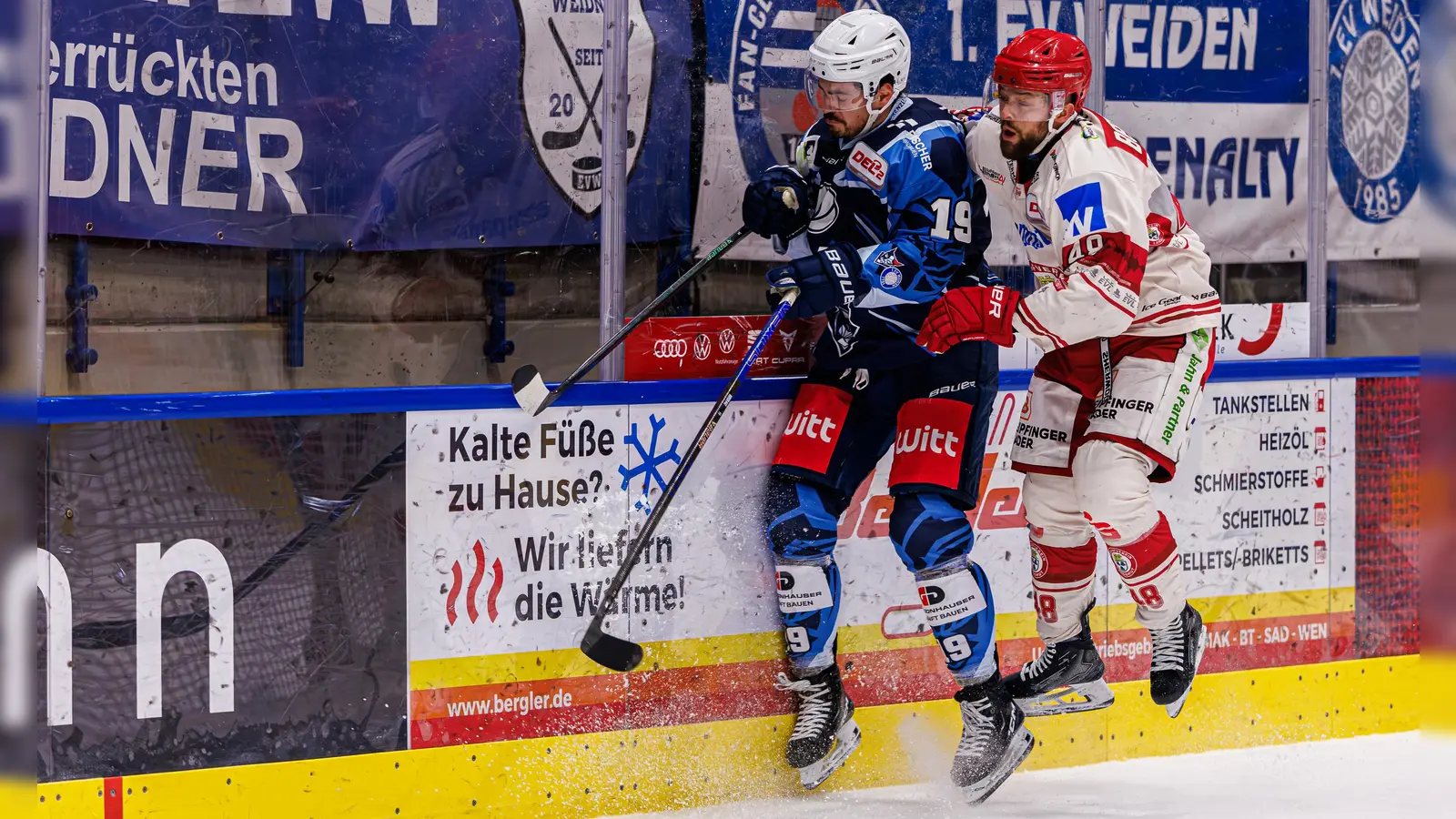 Es war ein schmerzhafter Sonntagabend für die Blue Devils: Die Weidener um Alex-Olivier Voyer (links) unterlagen dem EV Landshut (im Bild Wade Bergman) in heimischer Halle trotz unzähliger Chancen.  (Bild: Werner Moller)