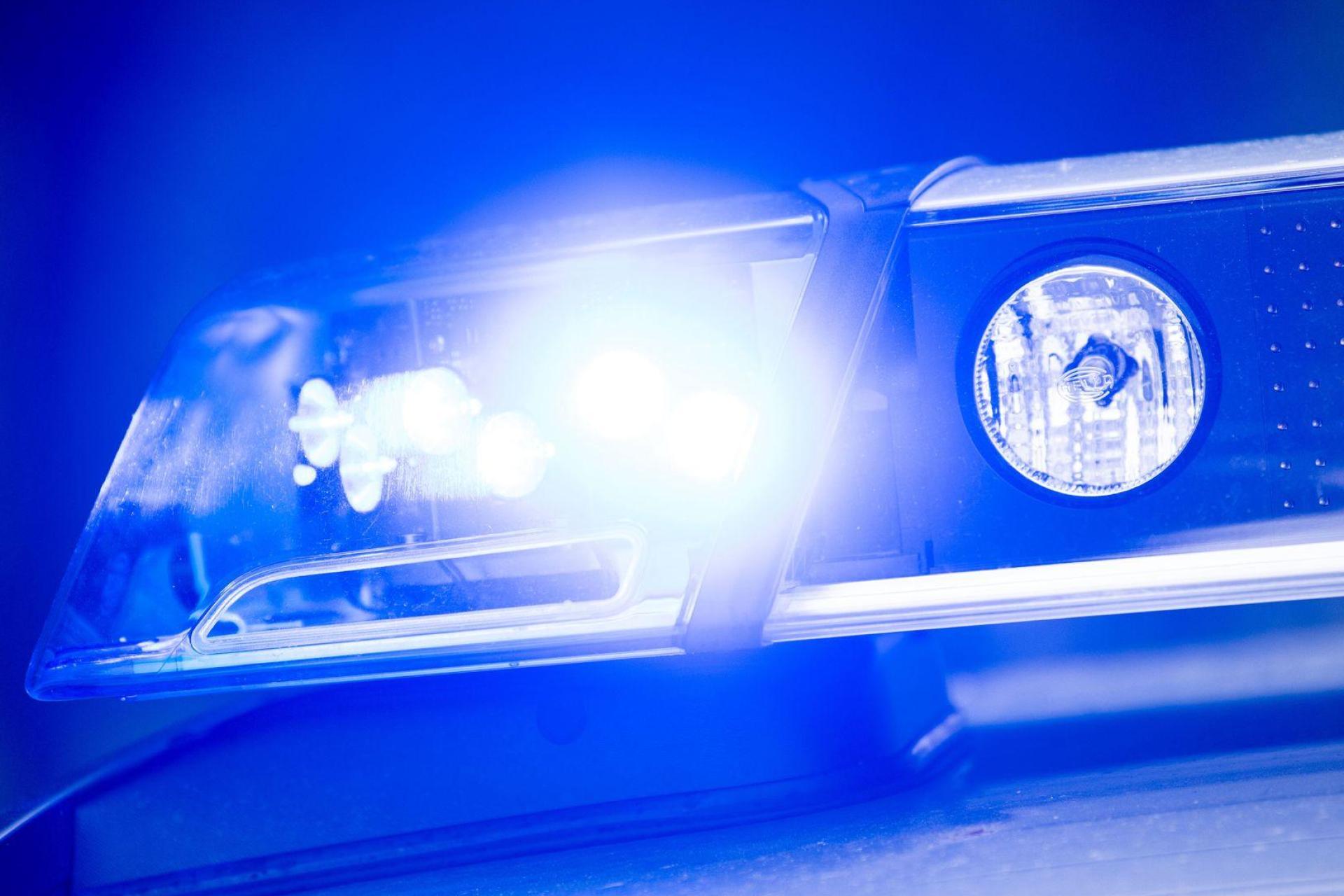 Ein 16-jähriger Neustädter hat eine Wand in einem Parkhaus in Neustadt/Waldnaab beschmiert. Eine Zeugin sorgte dafür, dass die Polizei den Jugendlichen schnell ausfindig machen konnte. (Symbolbild: Lino Mirgeler/dpa)