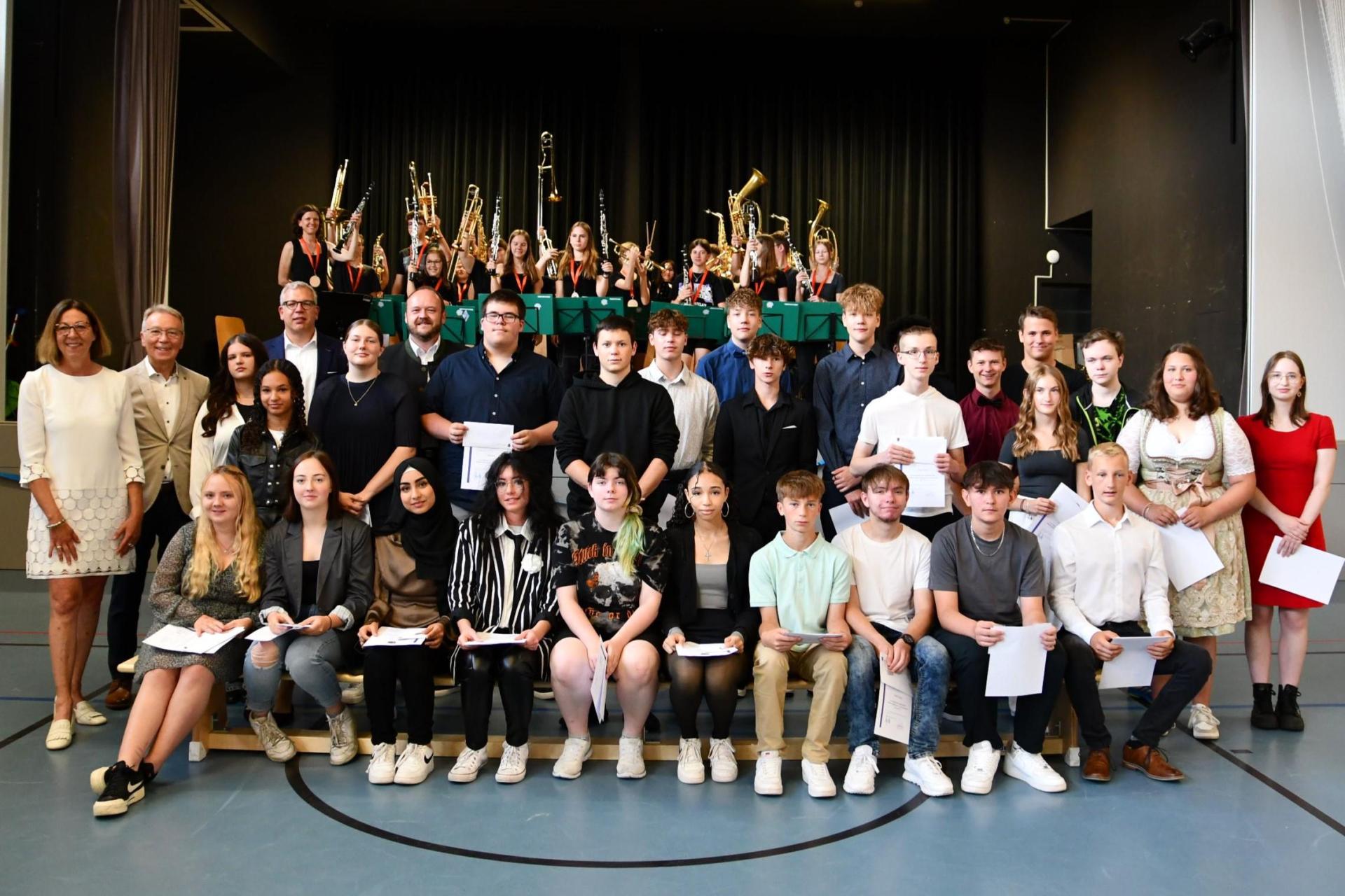 Diese 29 Schülerinnen und Schüler sind die Qualibesten des Landkreises. (Bild: Dagmar Nachtigall/exb)