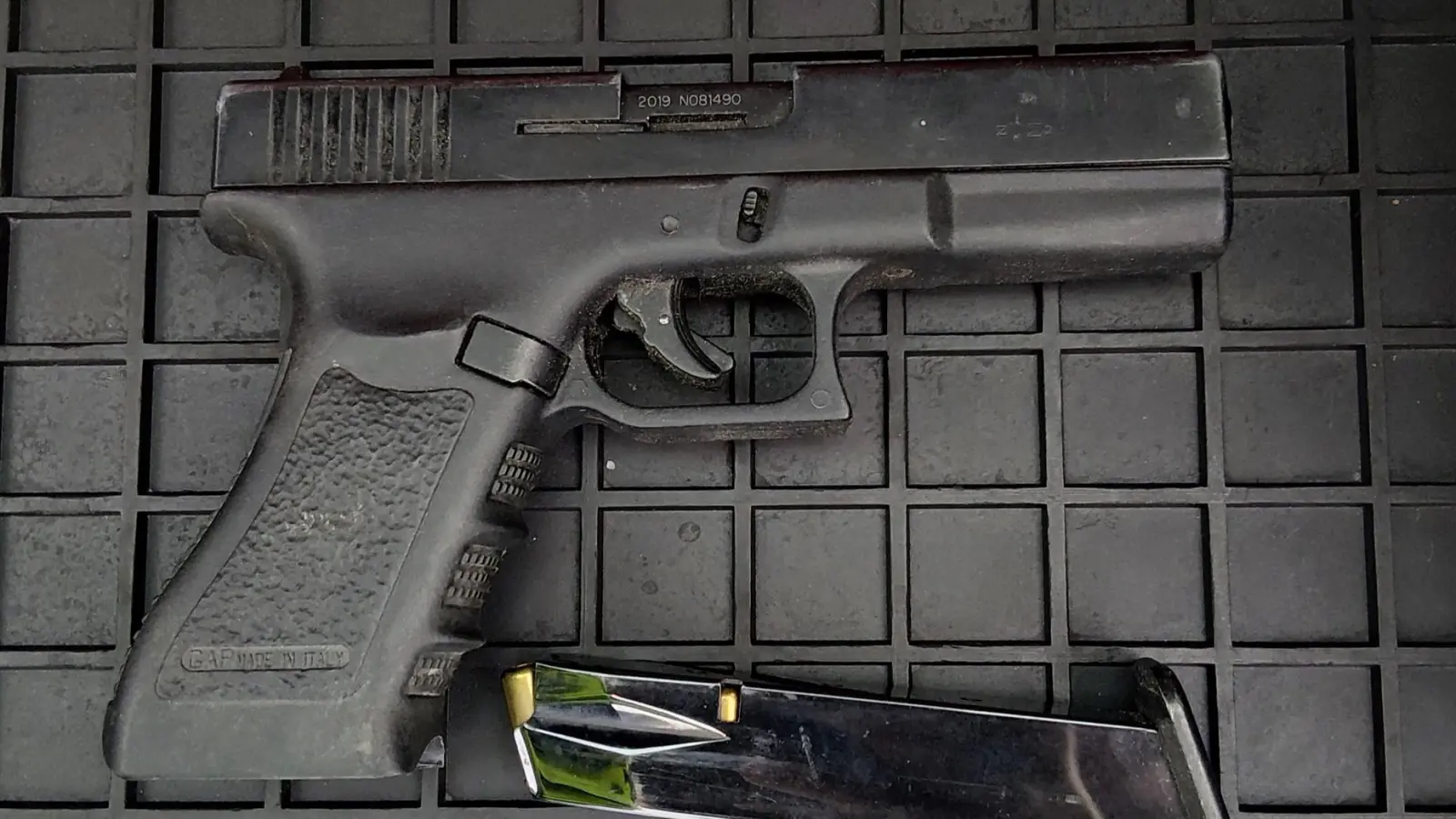 Die Bundespolizei stellte bei einer Kontrolle auf der A6 eine Schreckschusspistole sicher. (Bild: Bundespolizei)