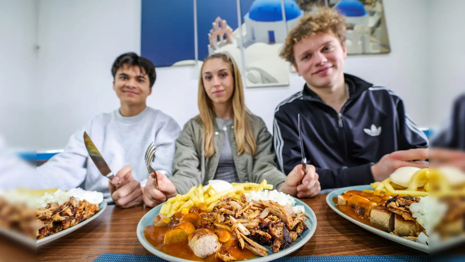 Beliebt auch bei Schülern und Studenten: Der „Taxi-Teller“ ist im Trend. (Bild: Christoph Reichwein/dpa)