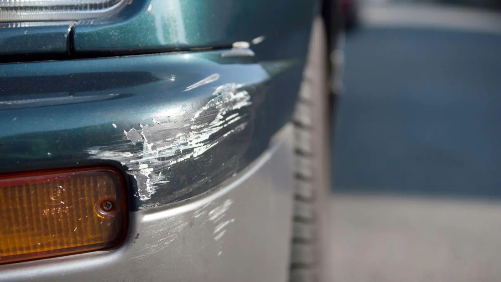 Beim Ausparken hat ein Fahrer mit einem grauen BMW in Pressath am Obi-Parkplatz ein anderes Auto an der Front beschädigt. Dies ist nur ein Symbolbild.  (Symbolbild: Petra Hartl)