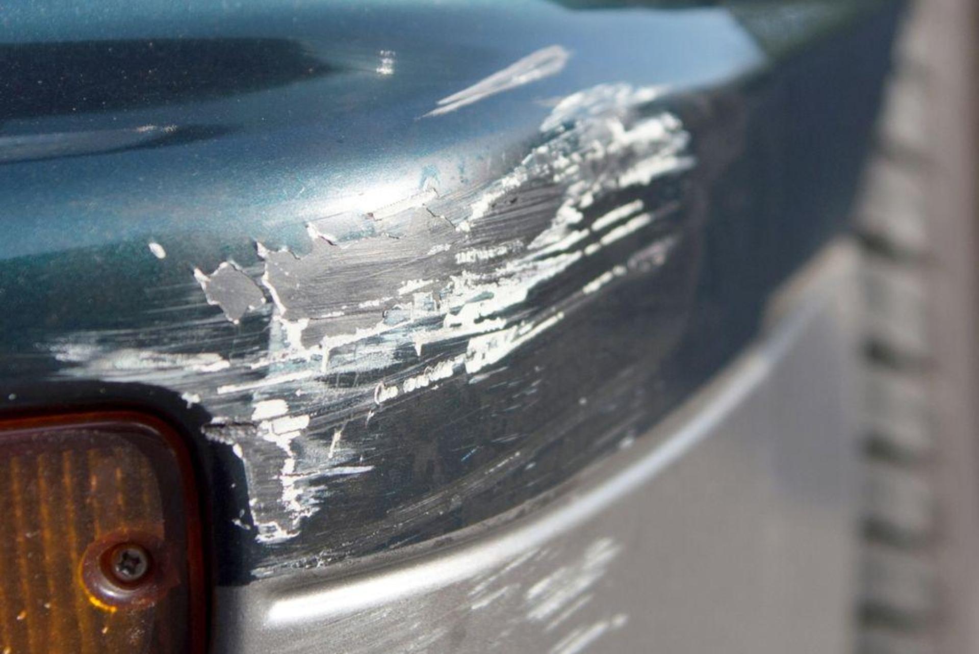 Die Polizei sucht nach dem Vorfall auf dem Parkplatz des Donaueinkaufszentrums nach Zeugen.  (Symbolbild: Arno Burgi/dpa)