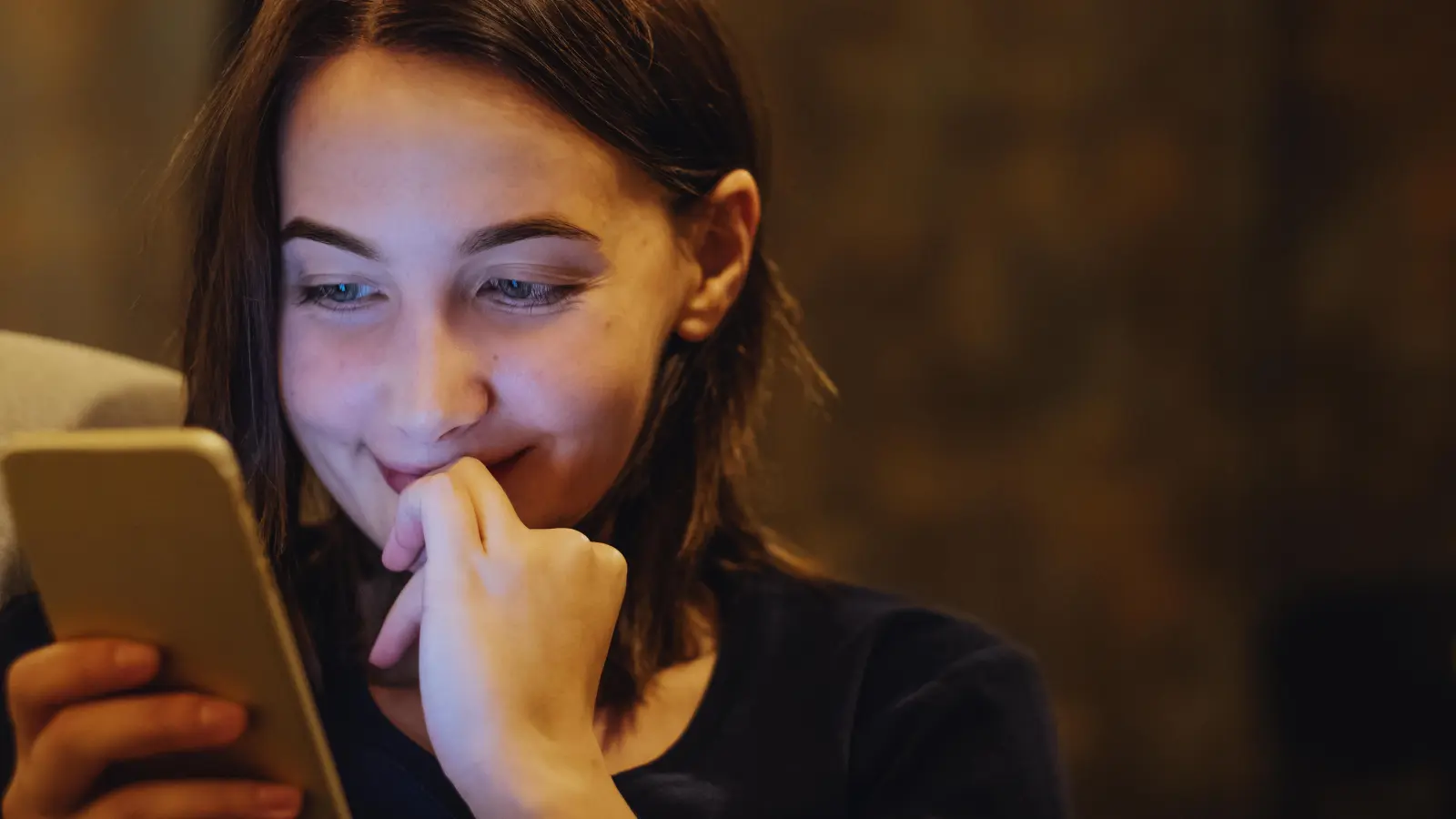 Du schreibst seit Wochen mit deinem Crush, getroffen habt ihr euch noch nie, aber du findest ihn ganz, ganz toll? Vielleicht befindest du dich in einer Delushionship. (Symbolbild: Adobe.Stock)