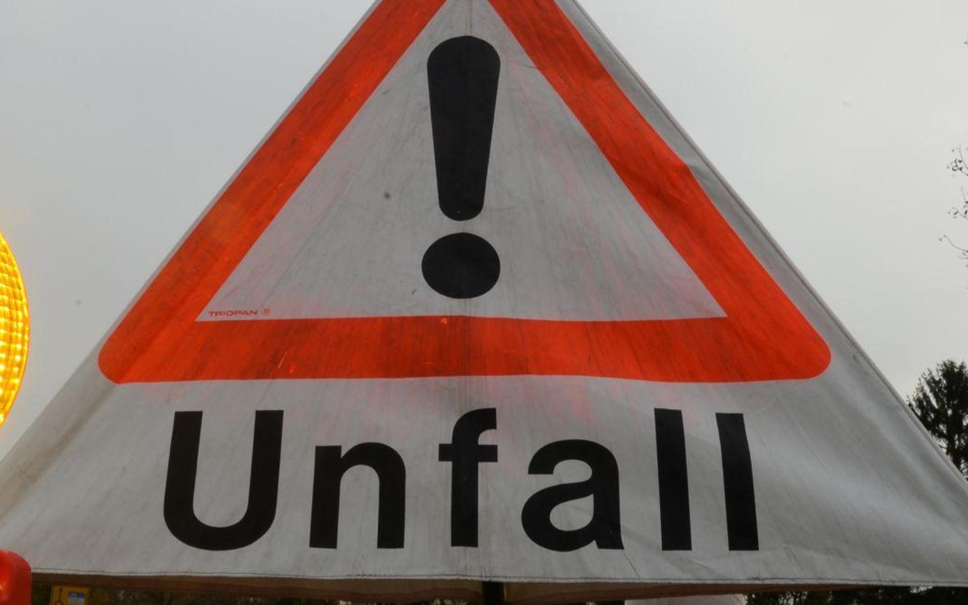 Wegen eines Unfalls musste die B 22 zwischen Michldorf und Leuchtenberg halbseitig gesperrt werden. (Symbolbild: Patrick Seeger/dpa)