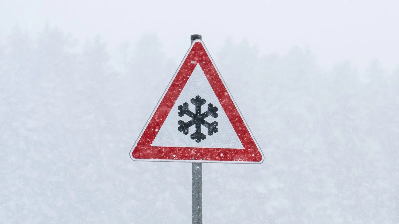 Der Wetterdienst warnt vor Schnee und Glätte (Symbolbild: Silas Stein/dpa)