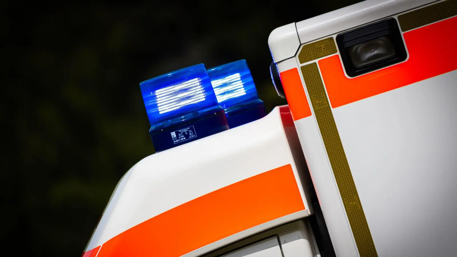 Ein 37-jähriger Radfahrer stürzt in Floß und wird schwer verletzt ins Krankenhaus gebracht. (Symbolbild: Moritz Frankenberg/dpa)