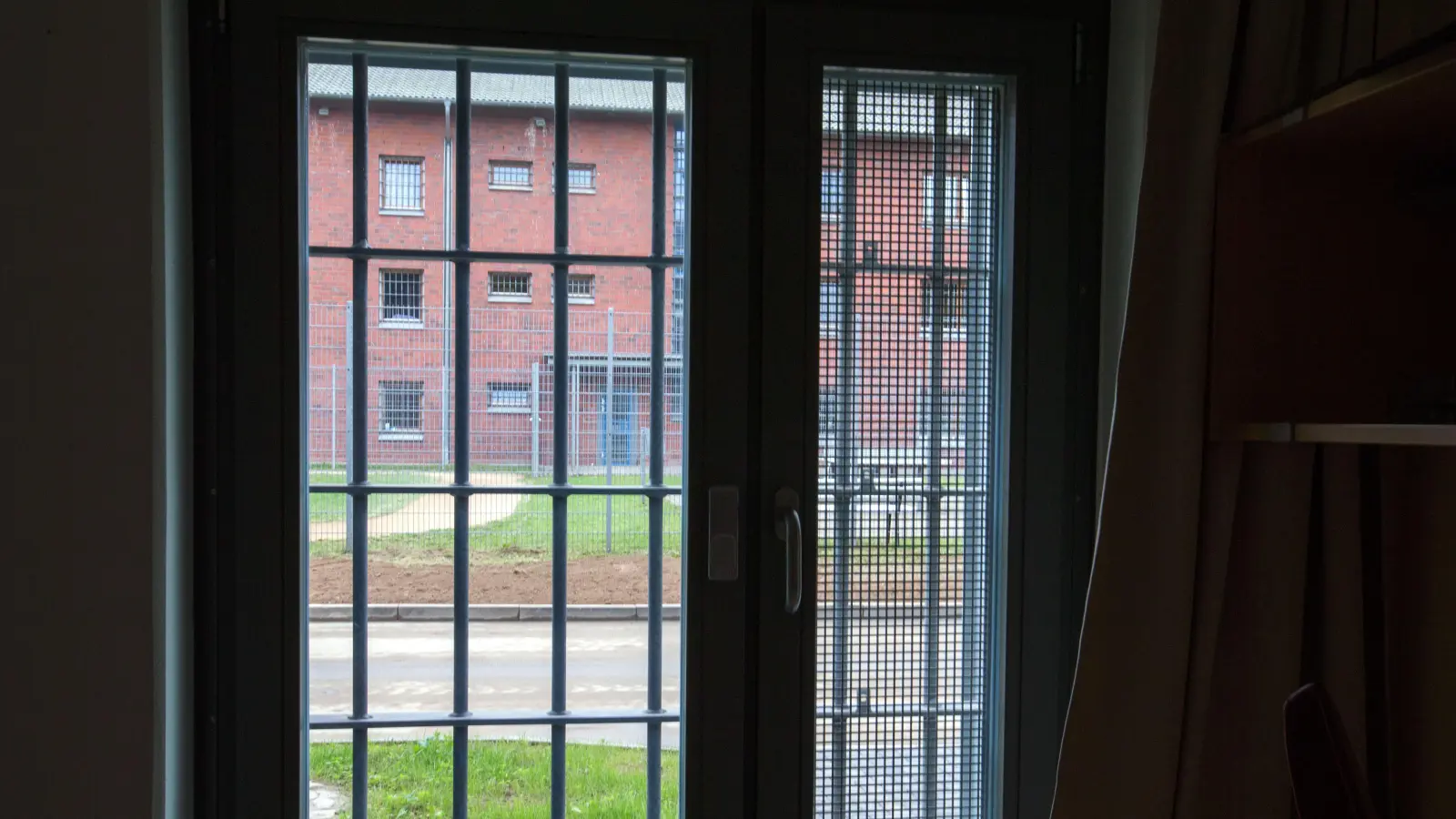 So oder so ähnlich wird der Blick in der nächsten Zeit für drei Männer sein, die die Bundespolizei Waidhaus am Wochenende festnahm. (Symbolbild: Jens Büttner/dpa)