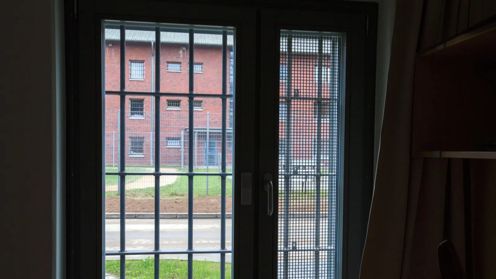So oder so ähnlich wird der Blick in der nächsten Zeit für drei Männer sein, die die Bundespolizei Waidhaus am Wochenende festnahm. (Symbolbild: Jens Büttner/dpa)