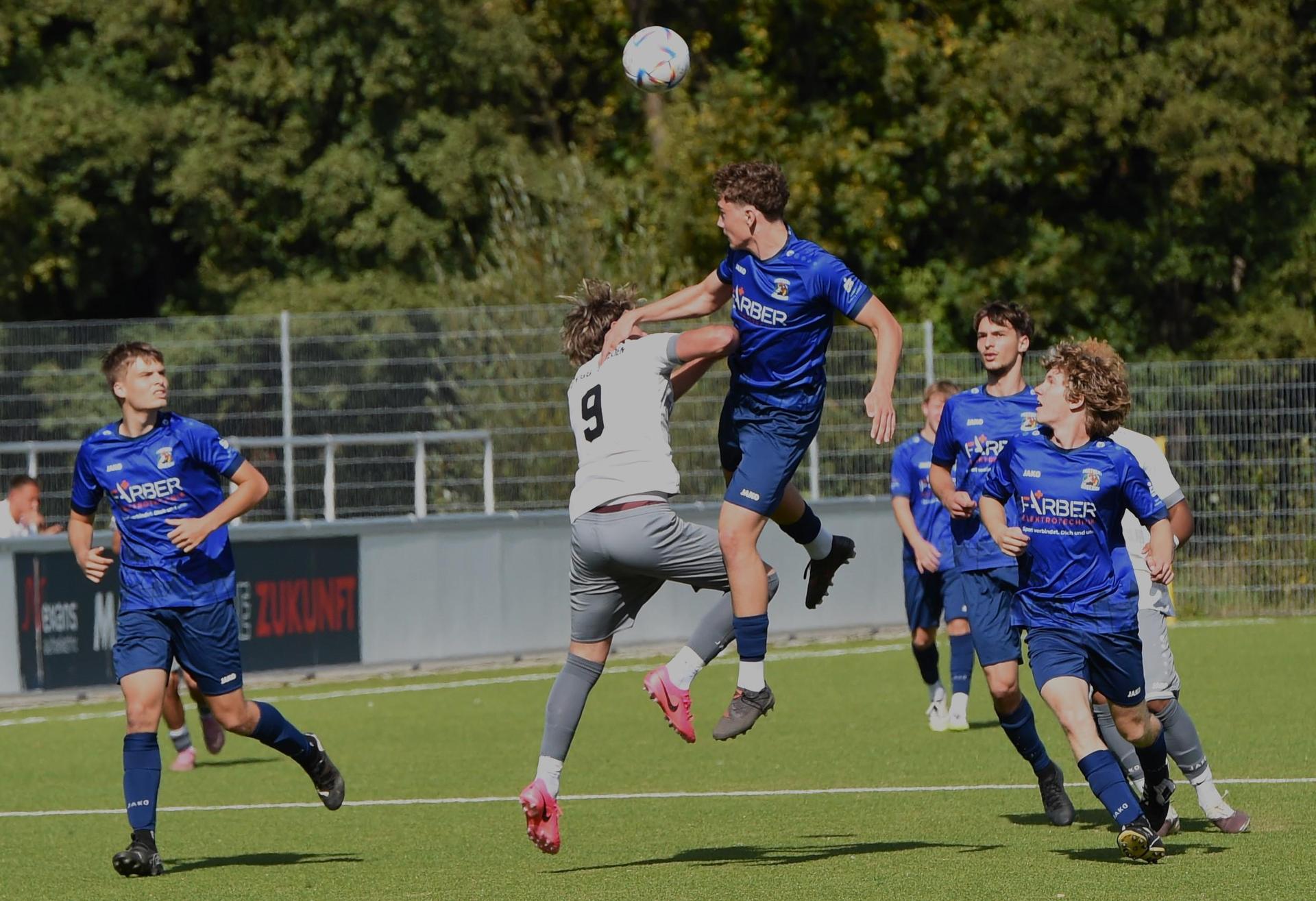 Eine klare Sache war das Landesliga-Derby für die A-Junioren der SpVgg SV Weiden (helle Trikots). Der SV Raigering ging mit 0:9 als Verlierer vom Platz. (Bild: Gerhard Büttner)