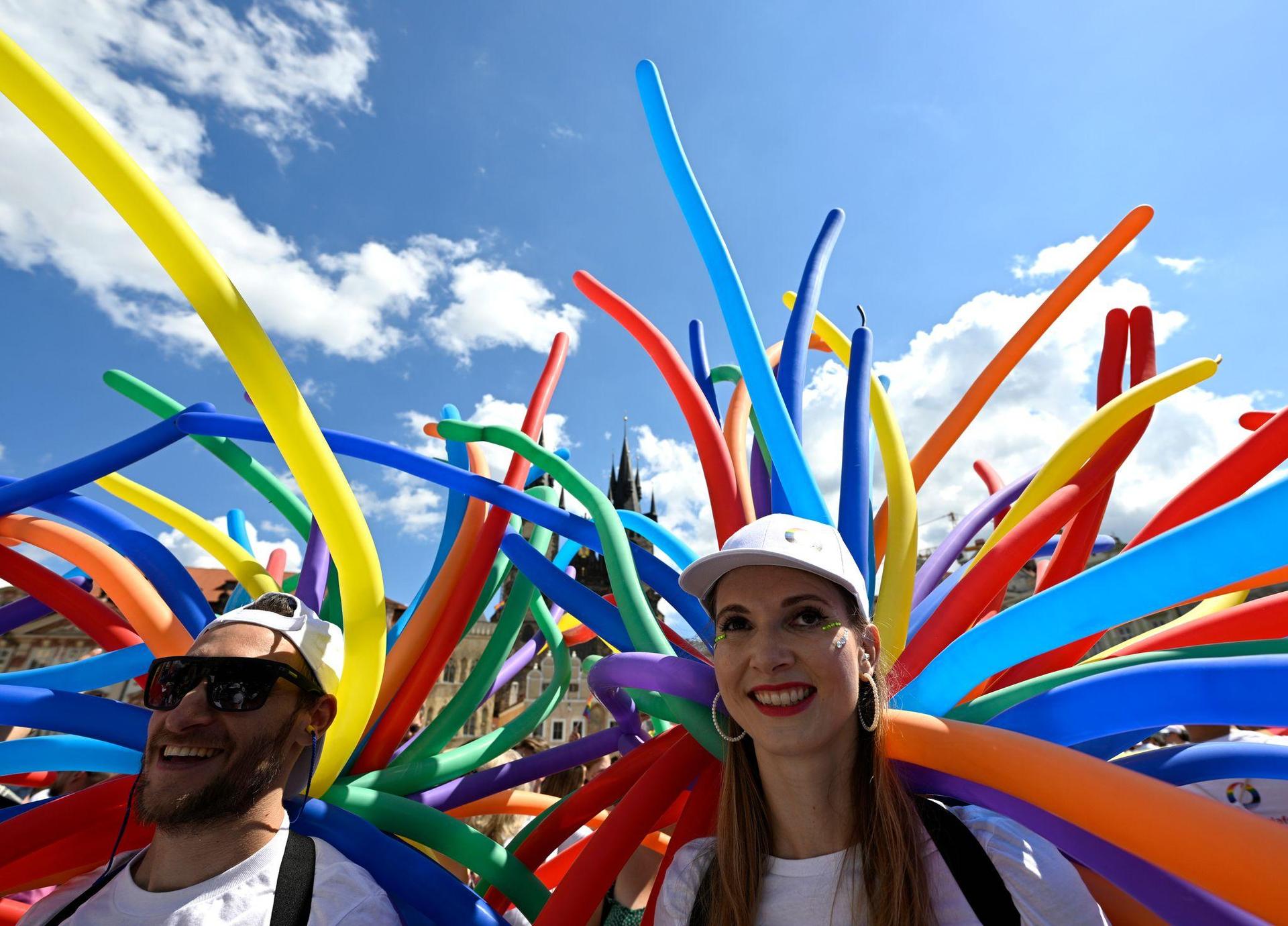 Bunt und fröhlich präsentierte sich die queere Szene in Prag. (Bild: Krumphanzl Michal/CTK/dpa)