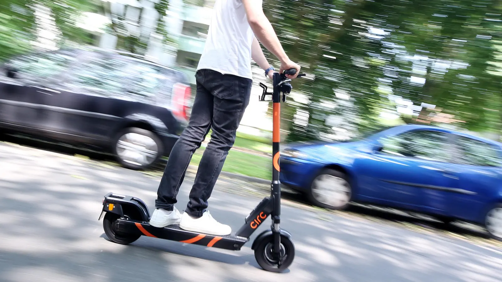 Ein 14-jähriger Schüler flüchtete mit einem E-Scooter vor der Polizei durch die Bayreuther Innenstadt. Die Beamten stellten ihn schließlich in der Friedrichstraße. (Symbolbild: Roland Weihrauch/dpa)