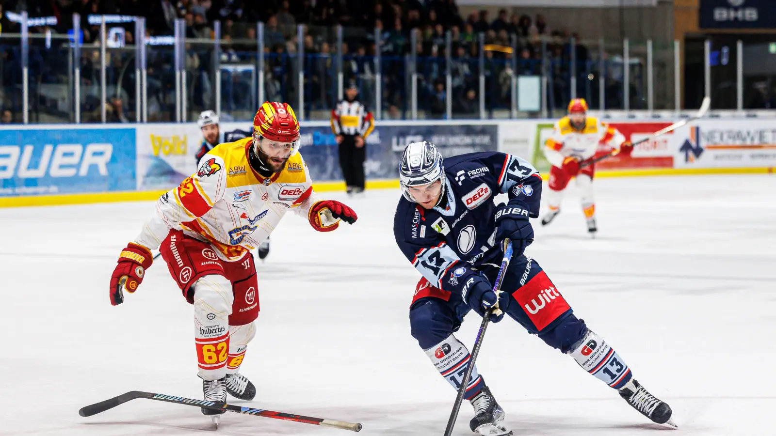 Constantin Vogt (rechts) stürmt auch kommende Saison für die Blue Devils Weiden. (Bild: Werner Moller)
