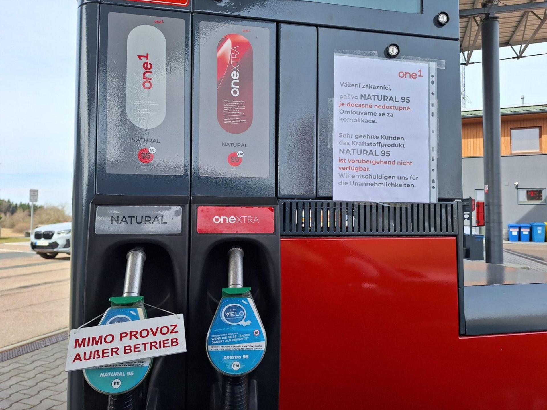 Ausverkauft. In Pavlův Studenec bei Bärnau war am Dienstagmittag das Normalbenzin aus. (Bild: bec)