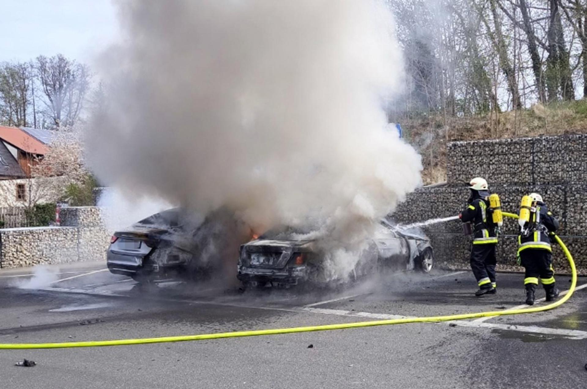 Die Feuerwehr in Eschenbach löscht zwei brennende Autos auf einem Edeka Parkplatz. (Bild: jma)