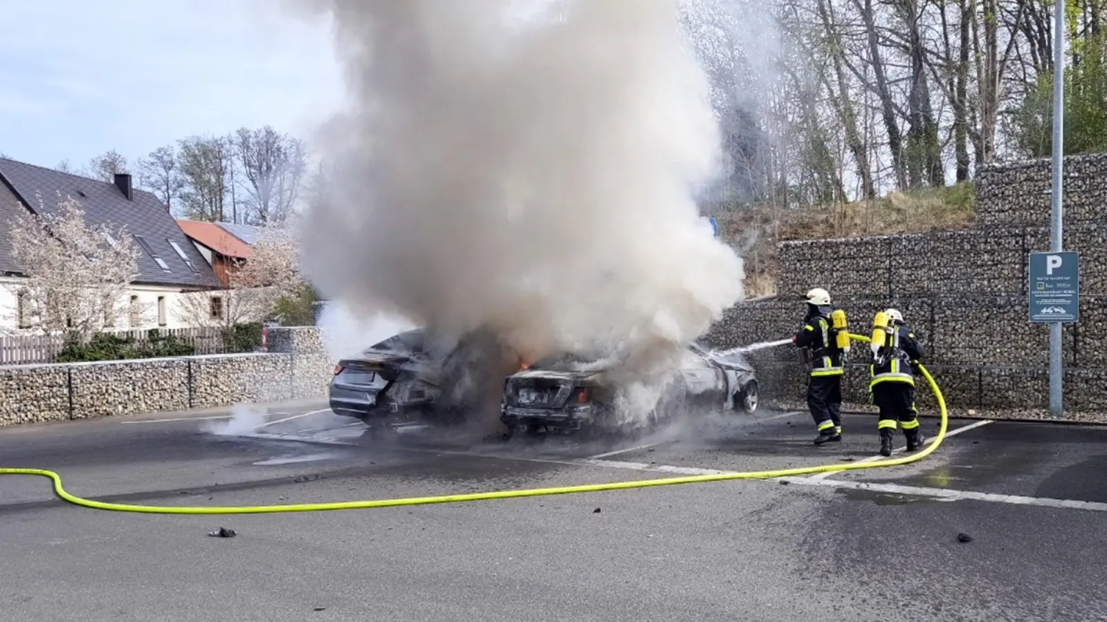 Die Feuerwehr in Eschenbach löscht zwei brennende Autos auf einem Edeka Parkplatz. (Bild: jma)