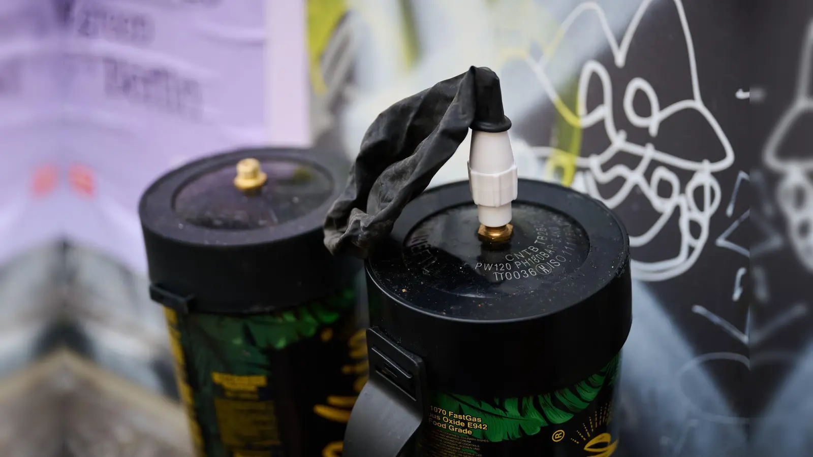 Der Konsum von Lachgas ist gerade für Minderjährige mit hohen Gesundheitsrisiken verbunden. (Symbolfoto) (Bild: Annette Riedl/dpa)