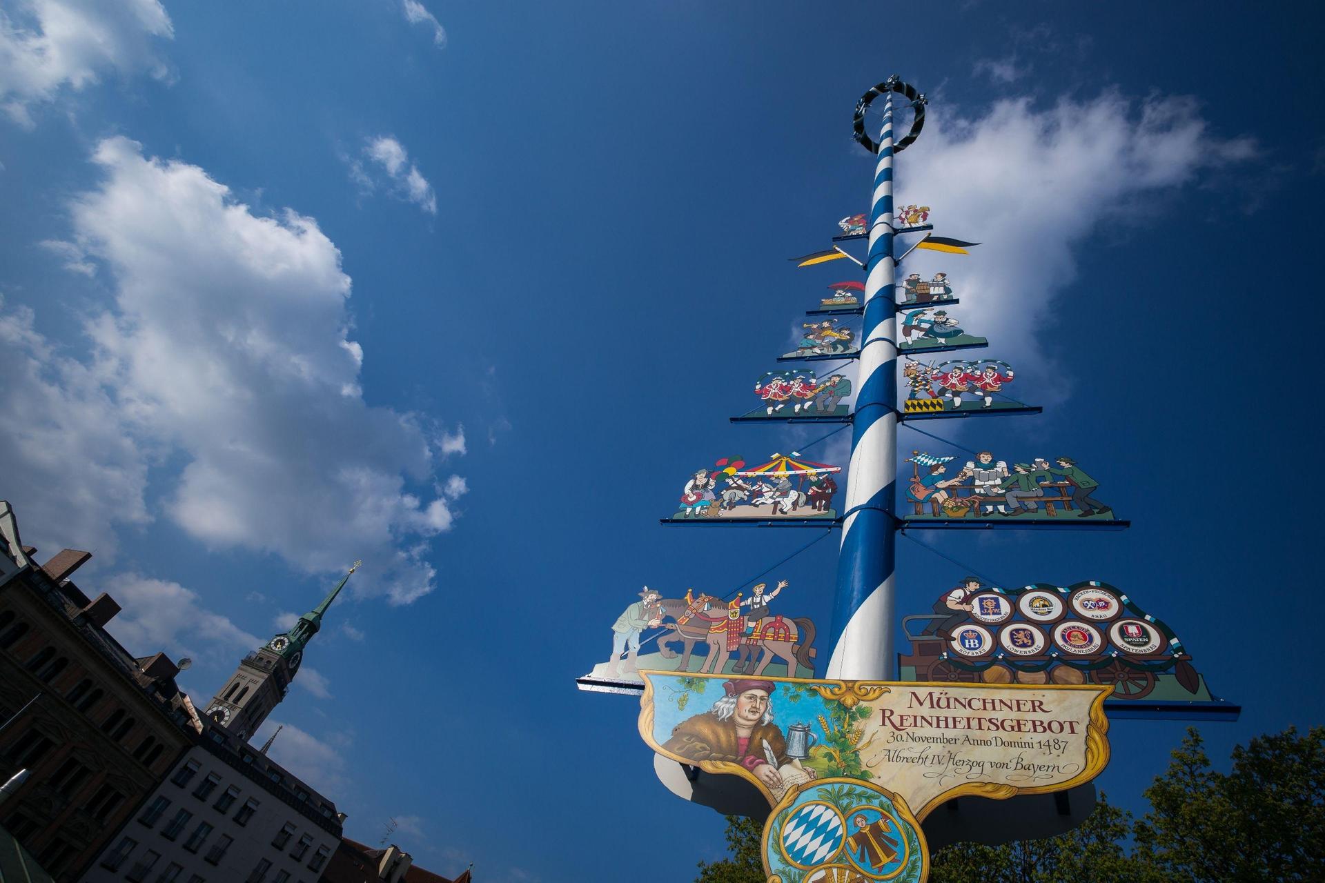 Auch dieses Jahr werden in Weiden und Umgebung zahlreiche Maibäume aufgestellt.  (Bild: Peter Kneffel/dpa)