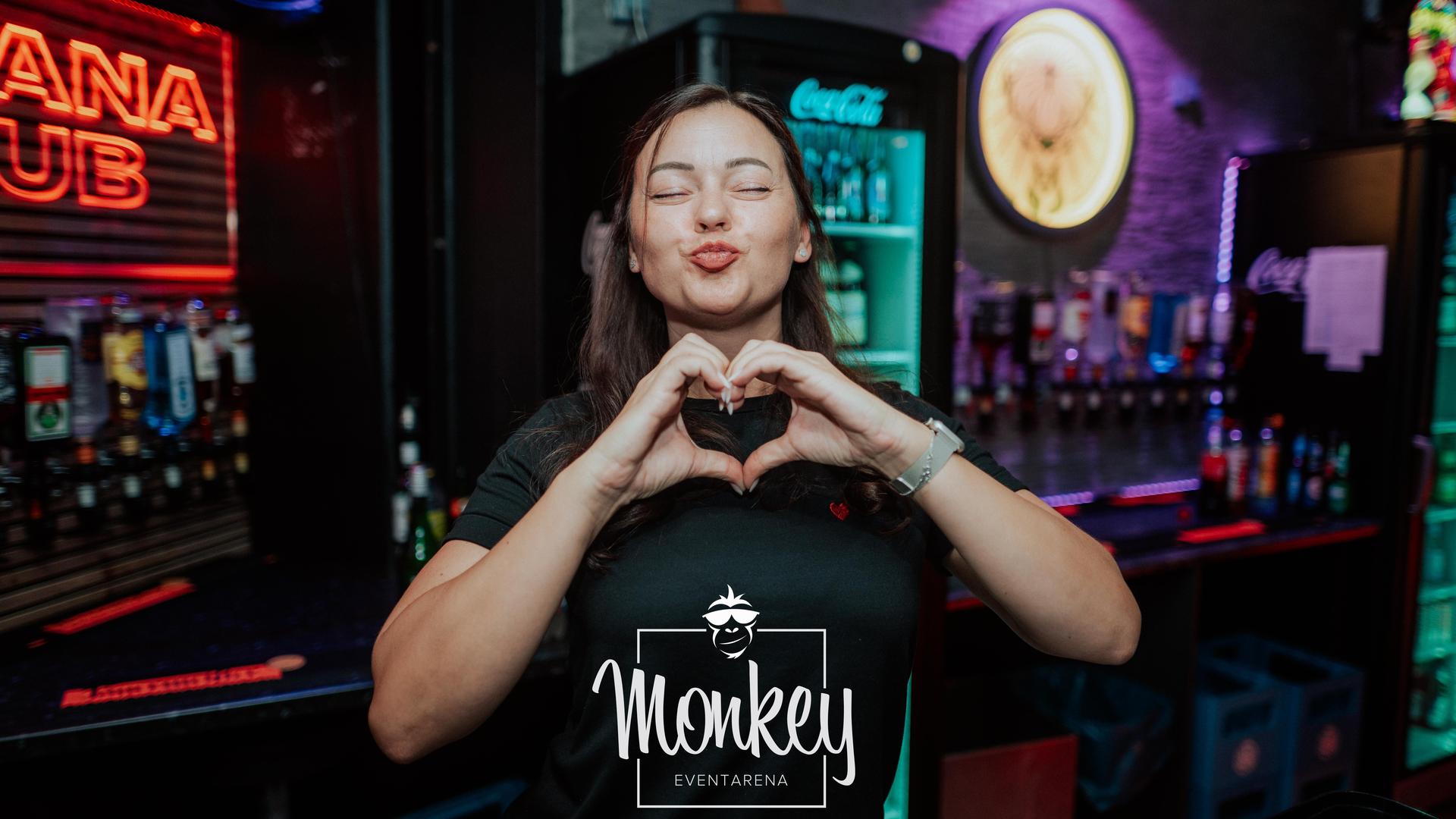 DJane Stella und DJ Roomman sorgen für den passenden Beat bei der Ü-30-Night im Monkey. (Bild: Sebastian Reiter)
