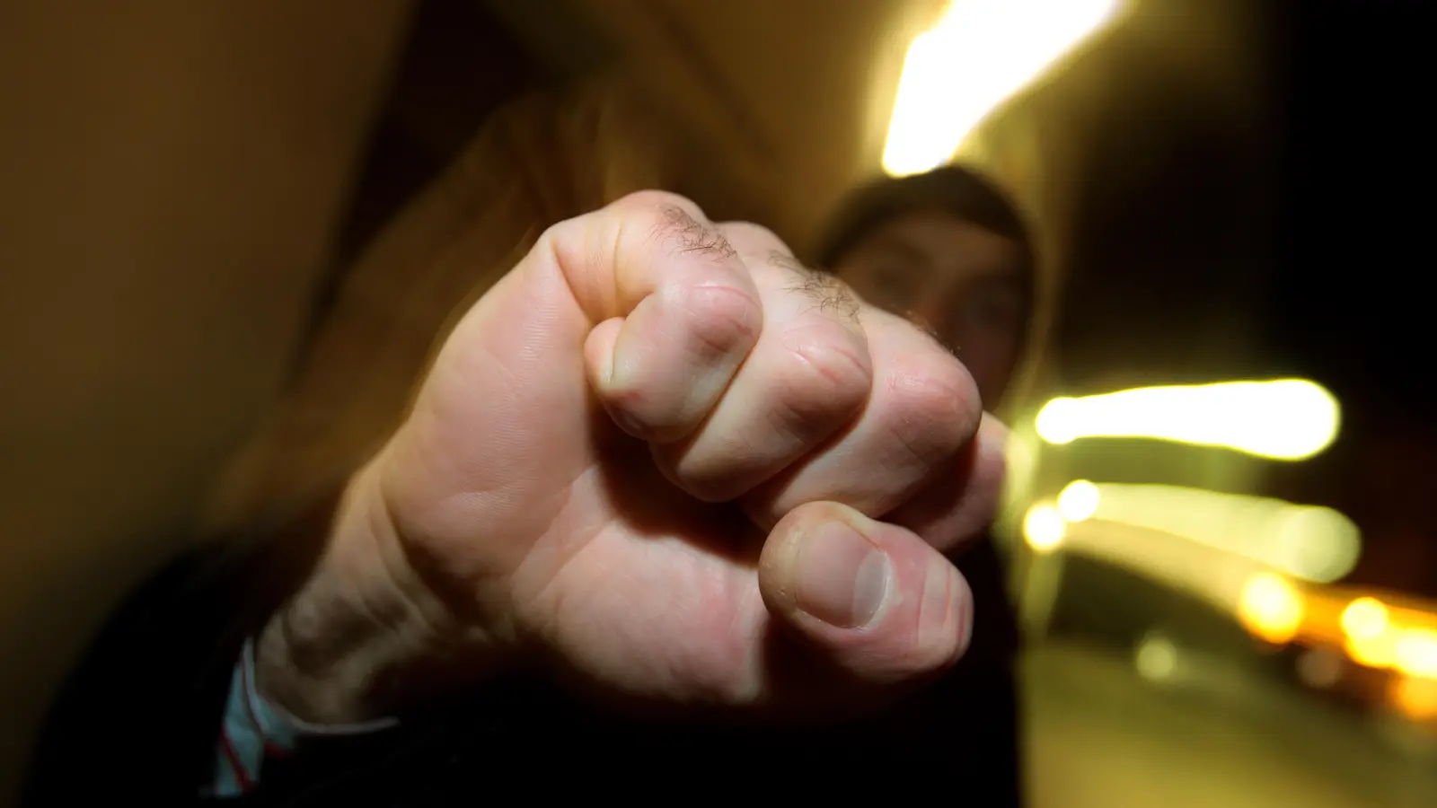 Wer kann Angaben zu einer körperlichen Auseinandersetzung in der Weidener Altstadt in der Nacht zu Sonntag machen? (Symbolbild: Karl-Josef Hildenbrand / dpa)