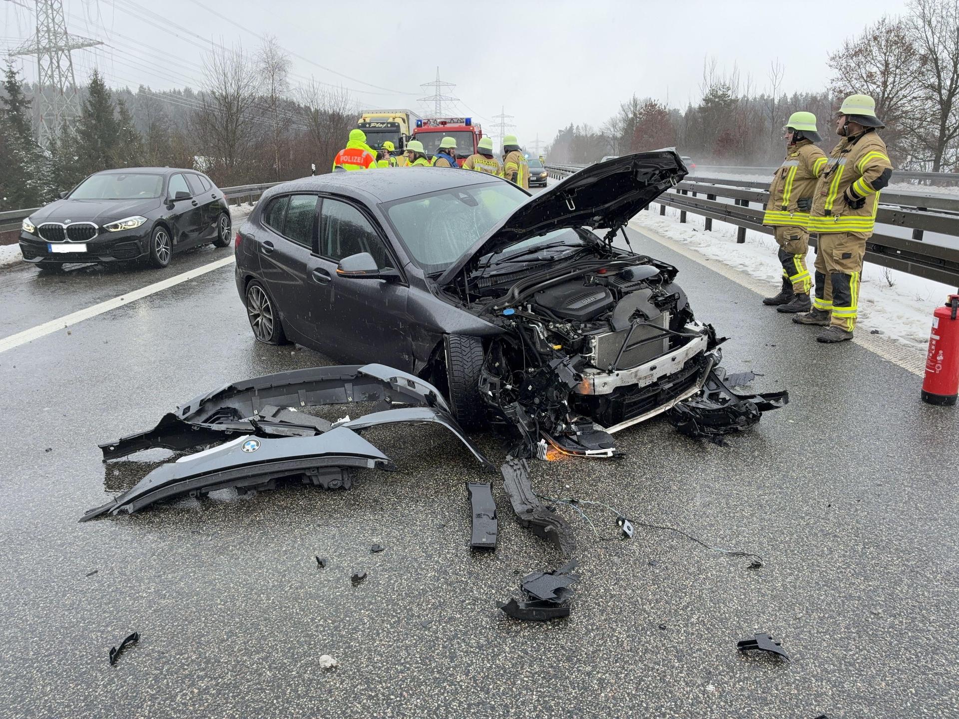 Eine von einem Anhänger herabgefallene Eisplatte führte am Freitag zu einem Unfall auf der A 93. (Bild: VPI Weiden)