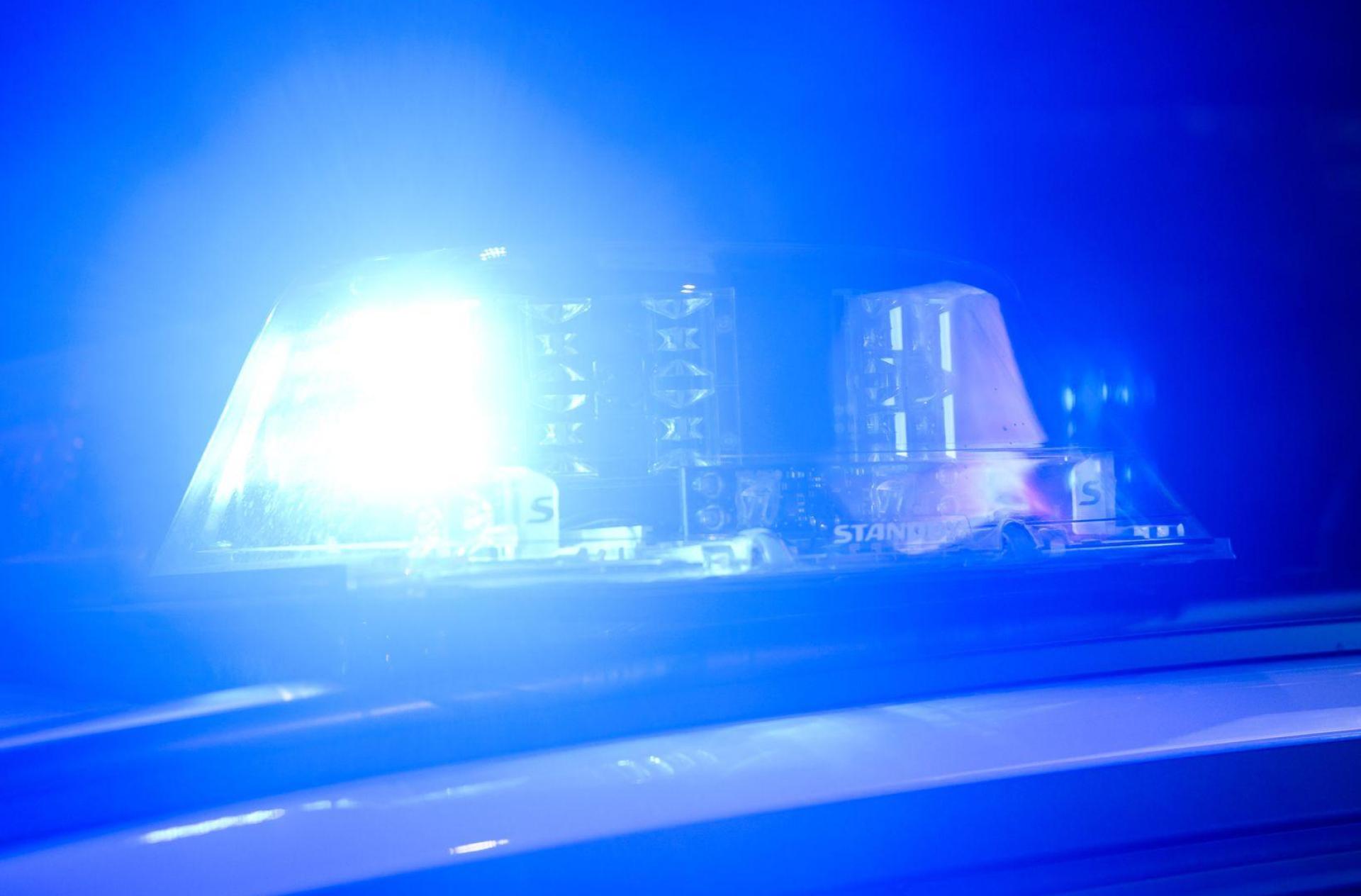 Weitere Details zu dem Unfall waren zunächst nicht bekannt. (Symbolbild) (Bild: Julian Stratenschulte/dpa)