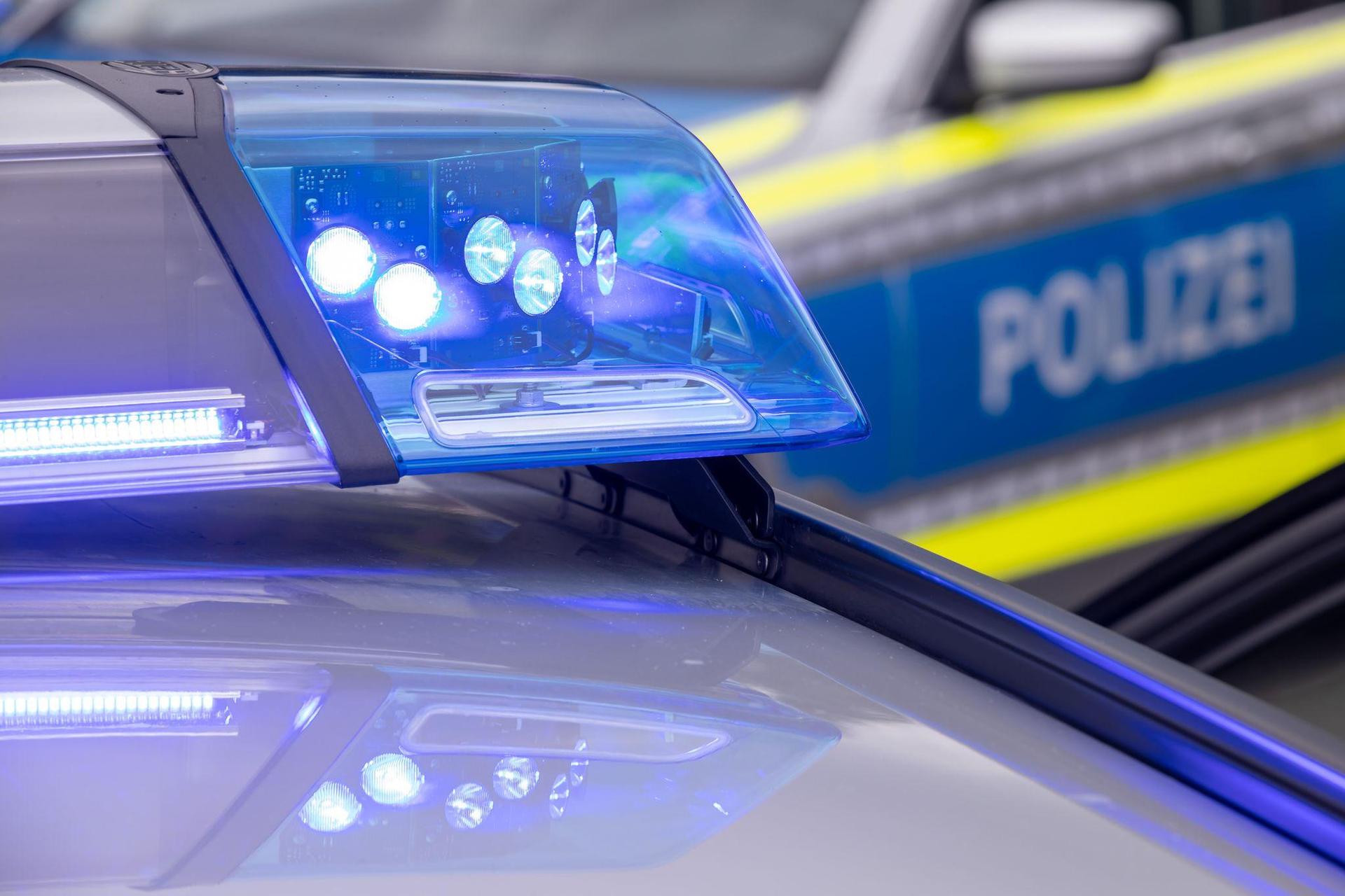 Eine Gartensäule in Vohenstrauß wurde beschädigt. Die Polizei sucht Zeugen. (Symbolbild: Daniel Karmann/dpa)