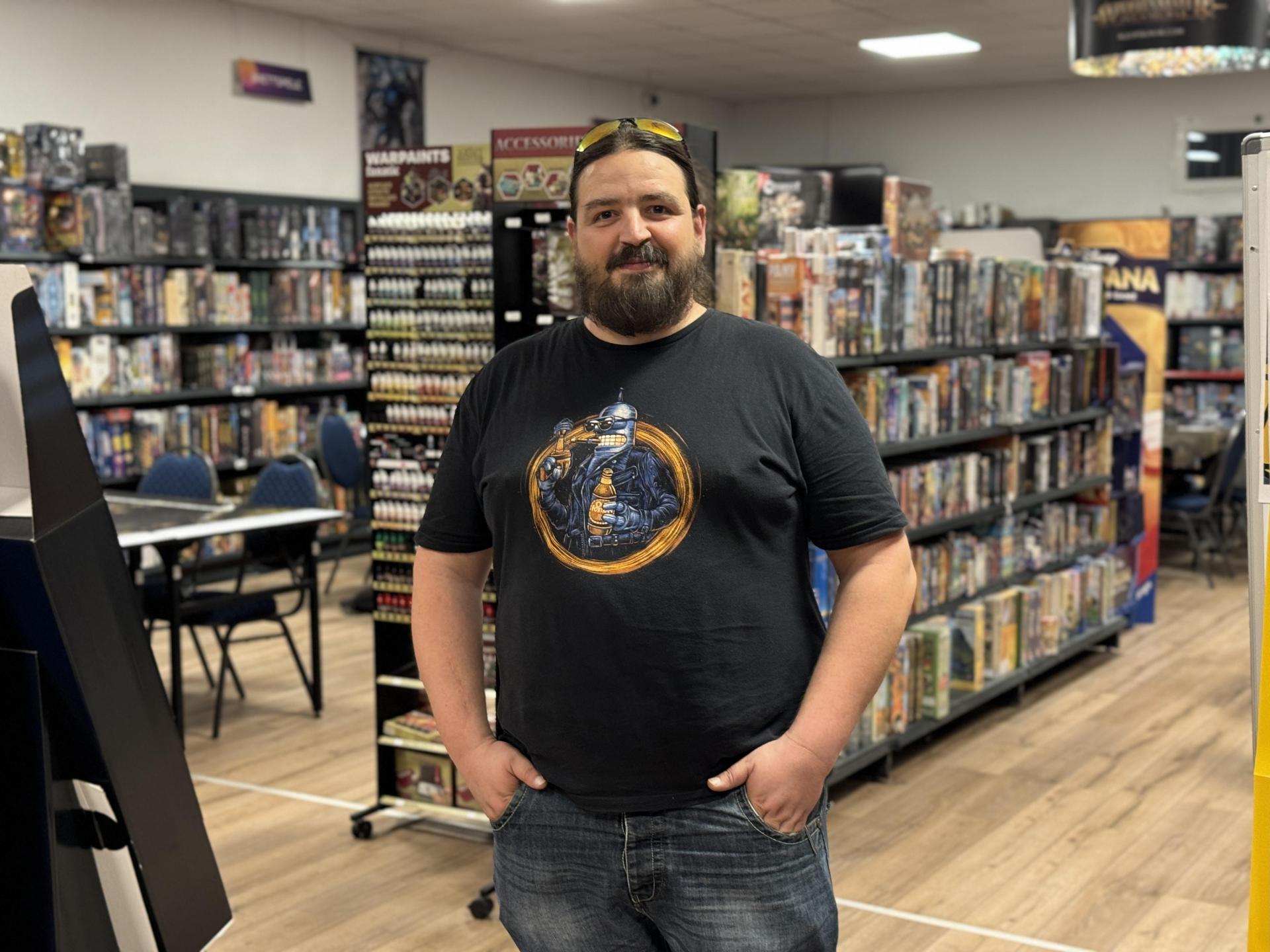 Der 40-jährige Weidener Matthias Völkl ist stolzer Besitzer des Games Café in Luhe.  (Bild: Dominik Mark)
