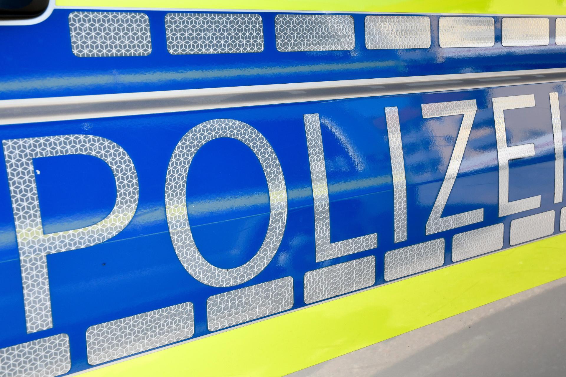 In Oberlenkenreuth wurde am Dienstagabend ein Auto angefahren. Die Polizei sucht den Unfallverursacher und bittet Zeugen, die die Unfallflucht beobachtet haben, sich zu melden.  (Symbolbild: Petra Hartl)