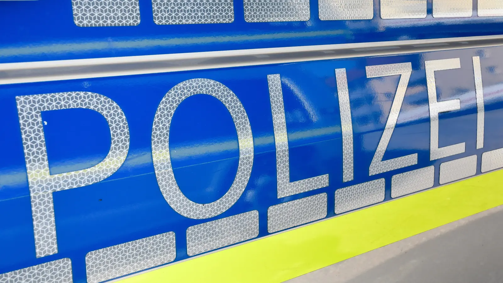 Ein Unfallverursacher flüchtet bei Irchenrieth. Die Polizei sucht nach einem schwarzen Kombi. (Symbolbild: Petra Hartl)