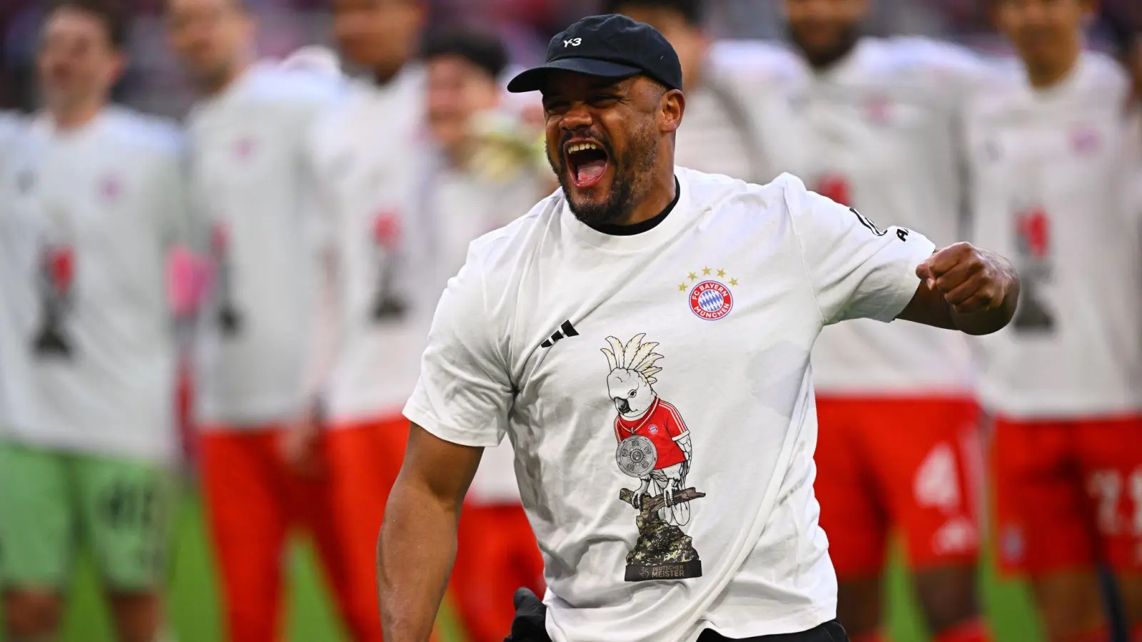 Vincent Kompany feiert die Meisterschaft - Kakadu auf dem Shirt inklusive. (Bild: Tom Weller/dpa)